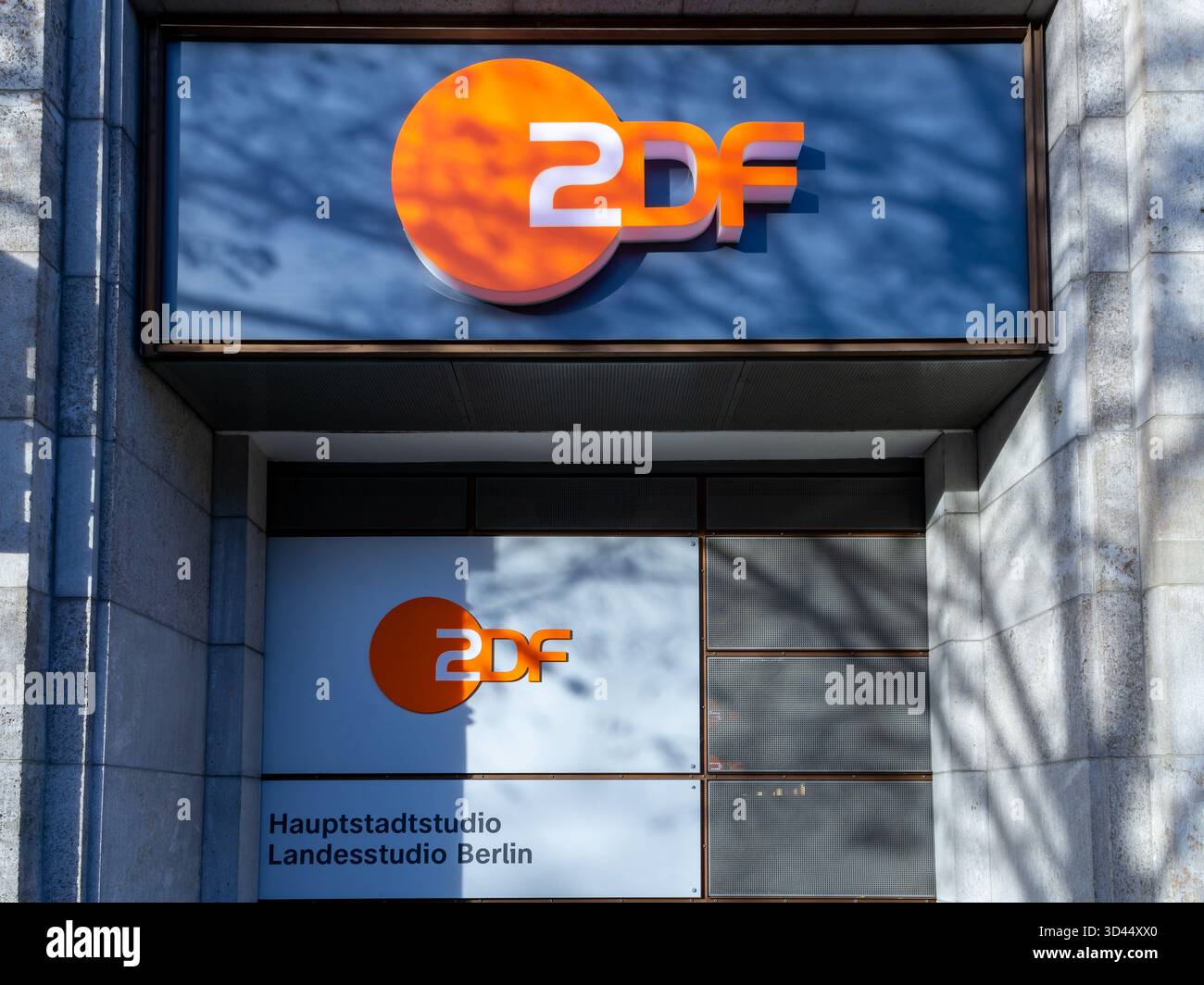 Nahaufnahme des ZDF Hauptstadtstudios in Berlin Mitte, unter den Linden. Stockfoto