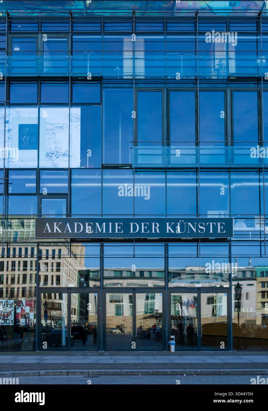 Redaktionelle Straßenansicht der Akademie der Künste in Berlin Mitte, unter den Linden. Das Foto zeigt das moderne Glas faca Stockfoto