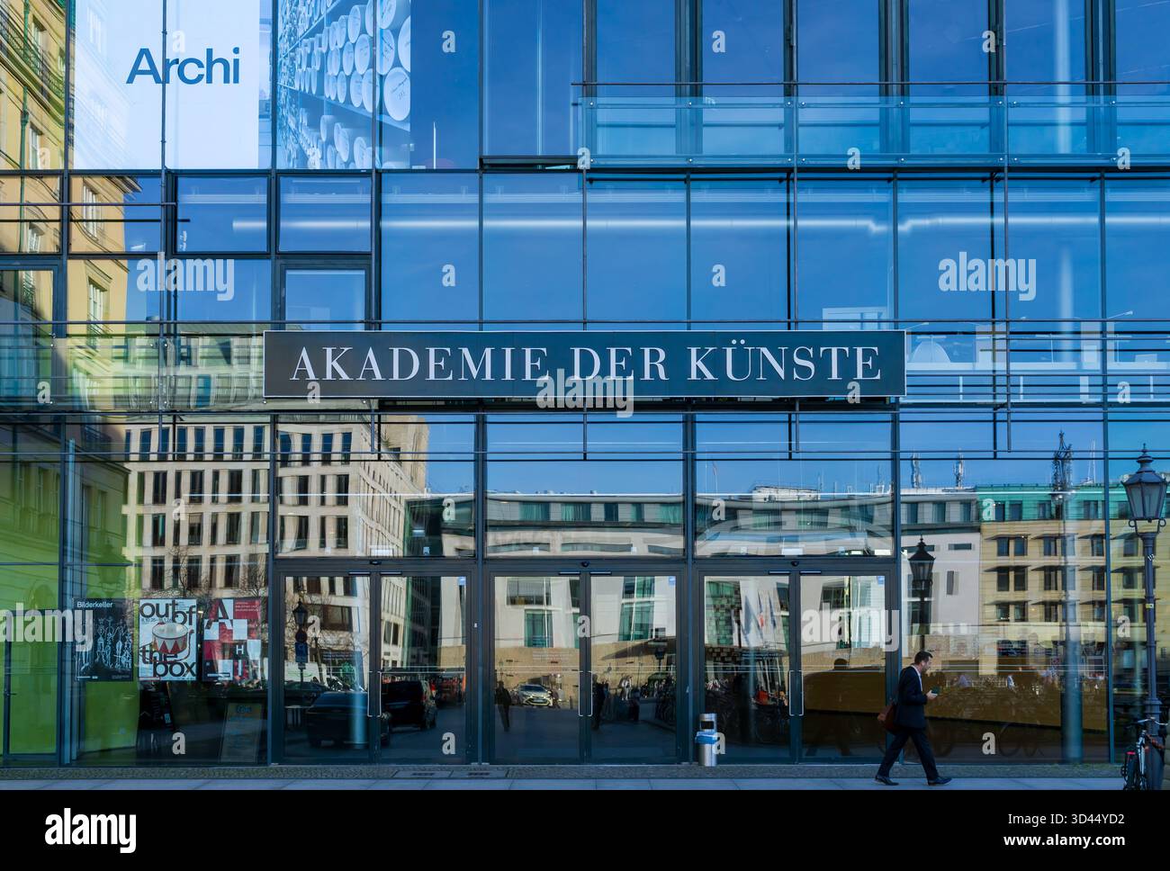 Redaktionelle Straßenansicht der Akademie der Künste in Berlin Mitte, unter den Linden. Das Foto zeigt die moderne Glasfassade Stockfoto