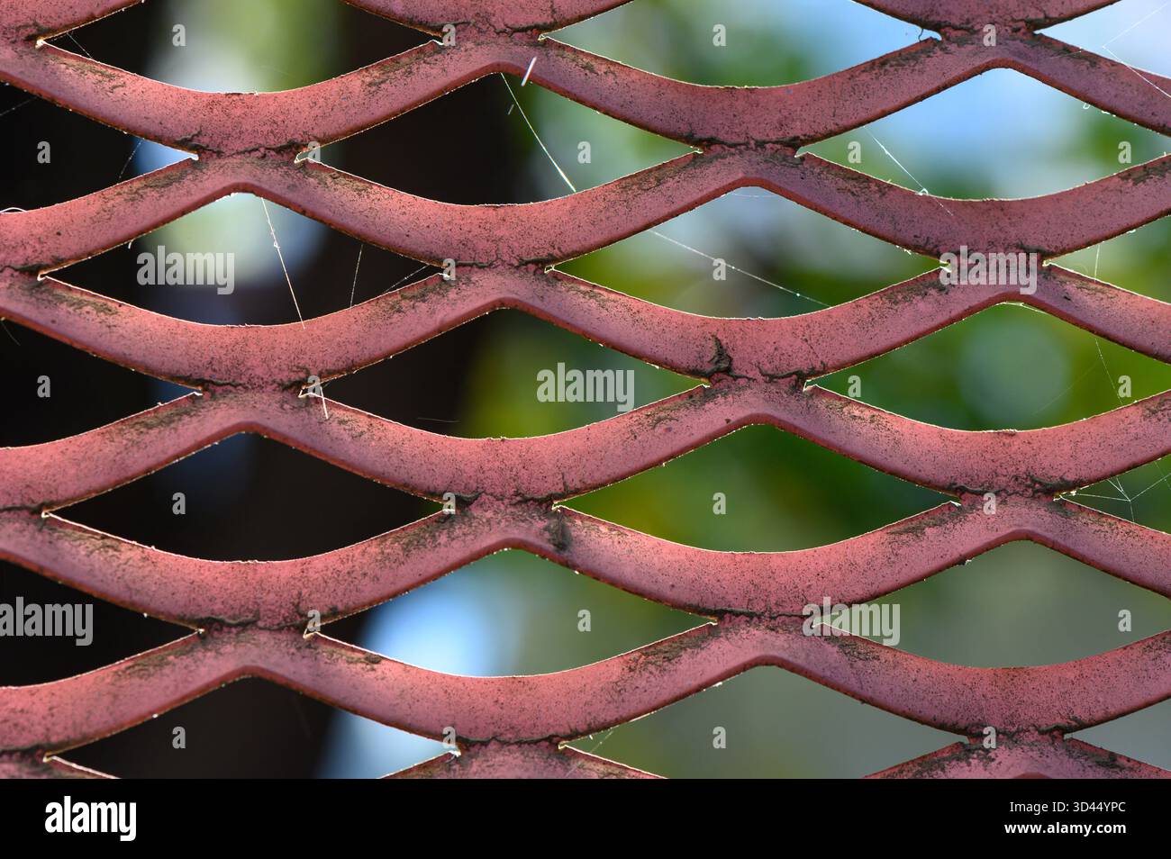 Makroaufnahme aus grauem Stahlwellblech mit klaren Versteifungsrippen und leichtem Metallglanz. Eine entlastete Oberfläche und ein neutraler Ton schaffen einen industriellen bac Stockfoto