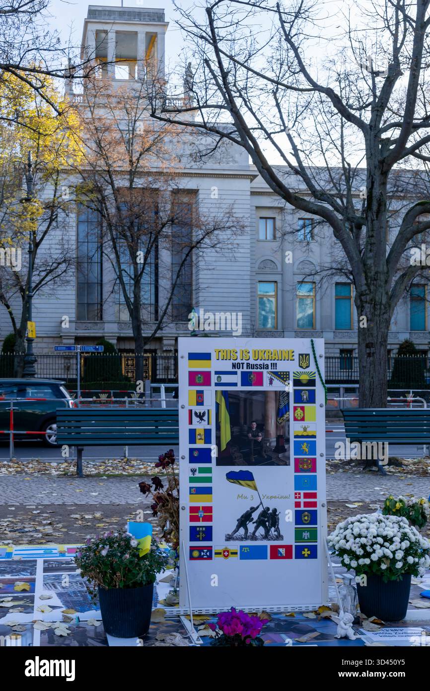 Eine politische Gedenkstätte und Protestinstallation, die von pro-ukrainischen Anhängern vor der russischen Botschaft unter den Linden in Berlin errichtet wurde. Stockfoto