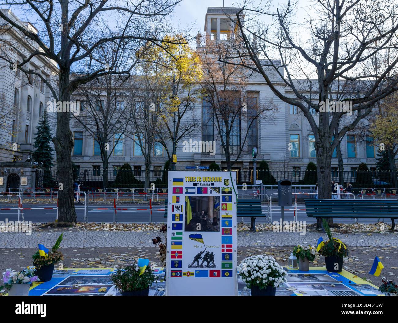 Eine politische Gedenkstätte und Protestinstallation, die von pro-ukrainischen Anhängern vor der russischen Botschaft unter den Linden in Berlin errichtet wurde. Stockfoto