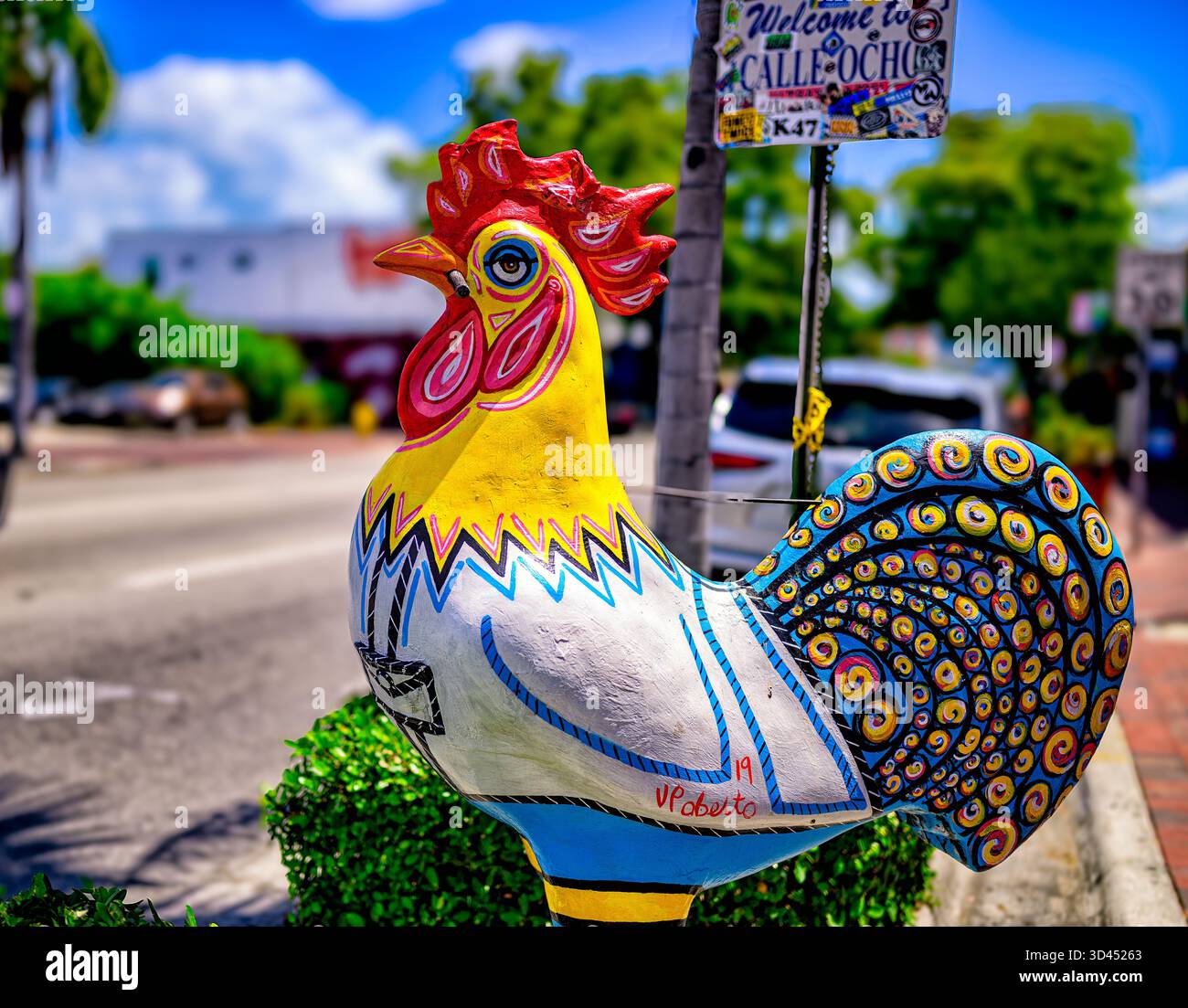 Die Hahnenstatuen sind zu einer beliebten und ikonischen Attraktion an der Calle Ocho und den umliegenden Straßen im Viertel Little Havanna geworden. Stockfoto