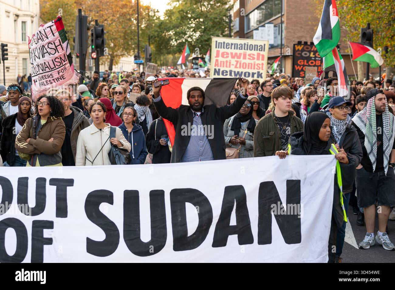 London, Großbritannien. November 2025. Demonstranten marschieren hinter einem Banner während der Kundgebung. Demonstranten marschierten in London, um Solidarität mit dem sudanesischen Volk zu zeigen und für ein Ende der britischen Waffenverkäufe an die VAE zu plädieren, die laut Aktivisten Gräueltaten der RSF-Miliz im ganzen Land ermöglichen. Quelle: SOPA Images Limited/Alamy Live News Stockfoto