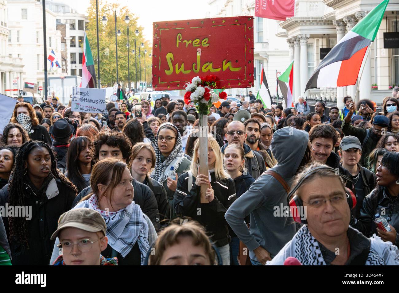 London, Großbritannien. November 2025. Eine Frau hält während der Kundgebung ein Plakat im Freien Sudan. Demonstranten marschierten in London, um Solidarität mit dem sudanesischen Volk zu zeigen und für ein Ende der britischen Waffenverkäufe an die VAE zu plädieren, die laut Aktivisten Gräueltaten der RSF-Miliz im ganzen Land ermöglichen. Quelle: SOPA Images Limited/Alamy Live News Stockfoto