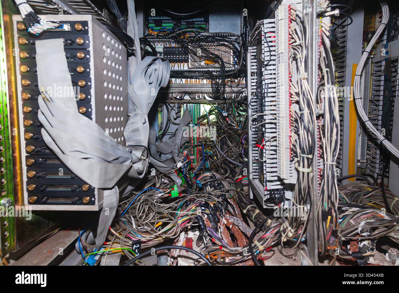 Mehrere angeschlossene Serverkabel in einem Verteilerkasten. Stockfoto