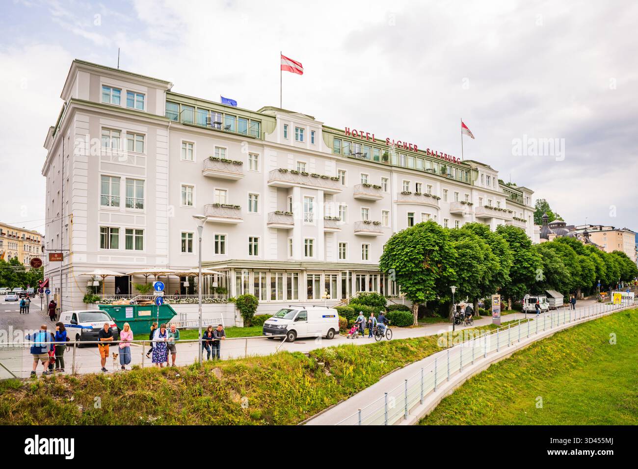 Das Hotel Sacher Salzburg ist ein Grand Hotel am Ufer der Salzach und bietet einen atemberaubenden Blick auf die Altstadt. Stockfoto