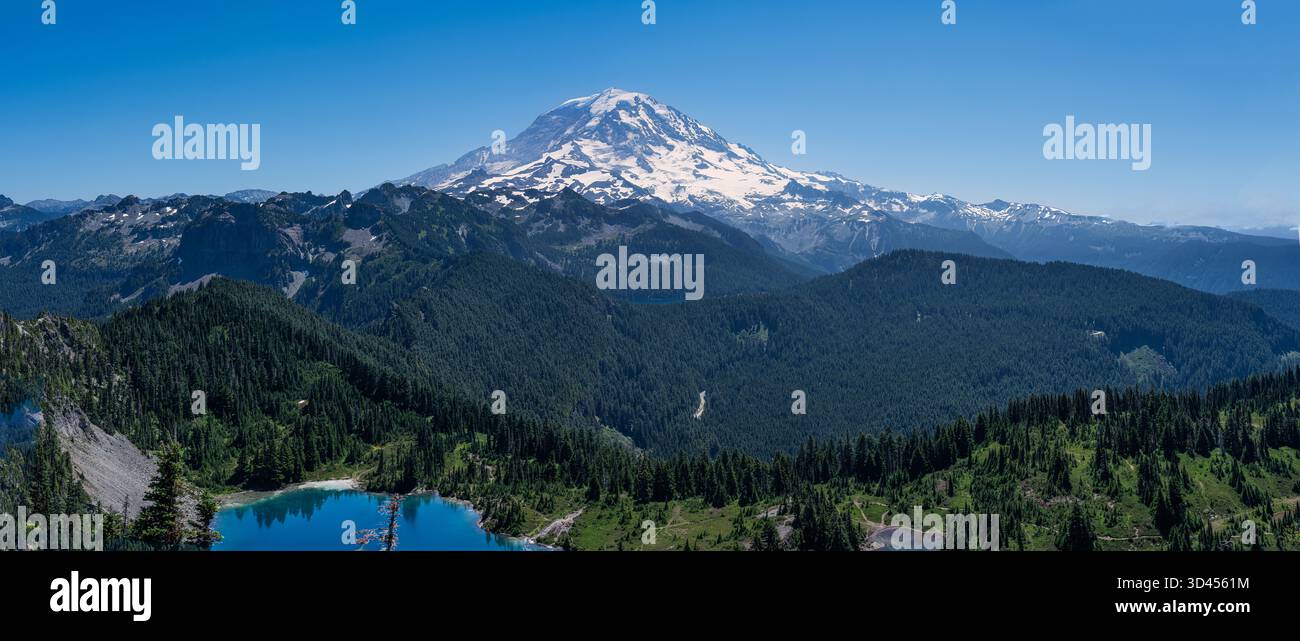 Rainiers Regalherrschaft dominiert die Landschaft des Mount Rainier National Park. Die Berge und Täler bieten Besuchern eine atemberaubende aussicht. Stockfoto