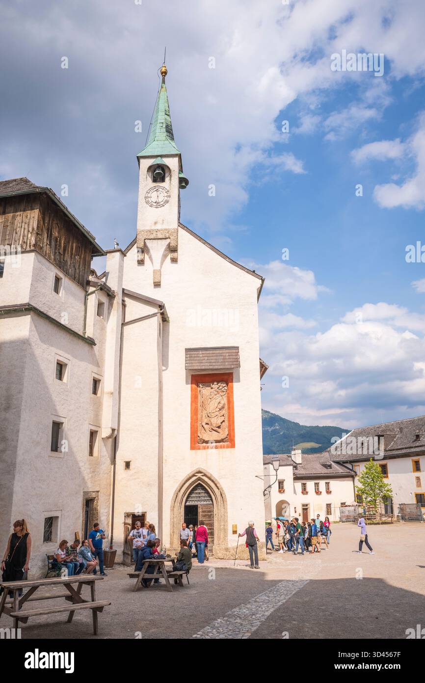 Die Georgskirche der Festung Hohensalzburg ist eine kleine mittelalterliche Kirche innerhalb der Festungsmauern. Stockfoto