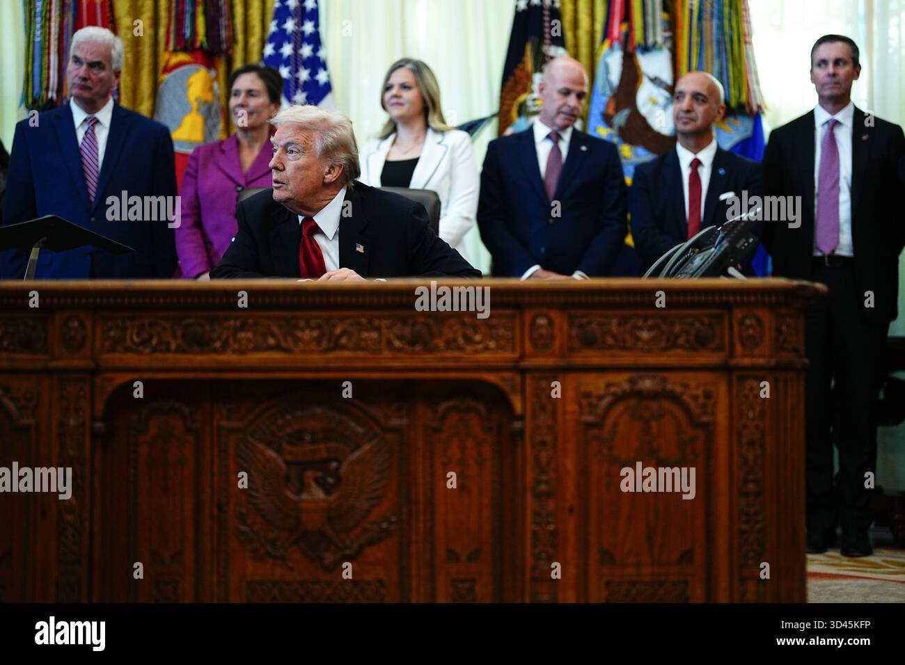 Washington, Vereinigte Staaten Von Amerika. November 2025. US-Präsident Donald Trump im Oval Office des Weißen Hauses in Washington, DC, USA, am Donnerstag, den 6. November, 2025. Eli Lilly & Co. und Novo Nordisk A/S sicherten sich Verträge mit der Trump-Regierung, um die Preise für ihre Blockbuster-Medikamente zur Gewichtsreduktion im Austausch für Zollerleichterungen und einen breiteren Zugang für Medicare-Patienten zu senken. Quelle: Aaron Schwartz/Pool über CNP/AdMedia/Newscom/Alamy Live News Stockfoto