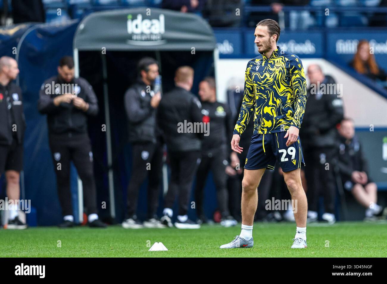 The Hawthorns, West Bromwich am Samstag, 8. November 2025. 29, Ben Davies aus Oxford United beim warm Up während des Sky Bet Championship-Spiels zwischen West Bromwich Albion und Oxford United am Samstag, den 8. November 2025, in den Hawthorns in West Bromwich. (Foto: Stuart Leggett | MI News) Credit: MI News & Sport /Alamy Live News Stockfoto