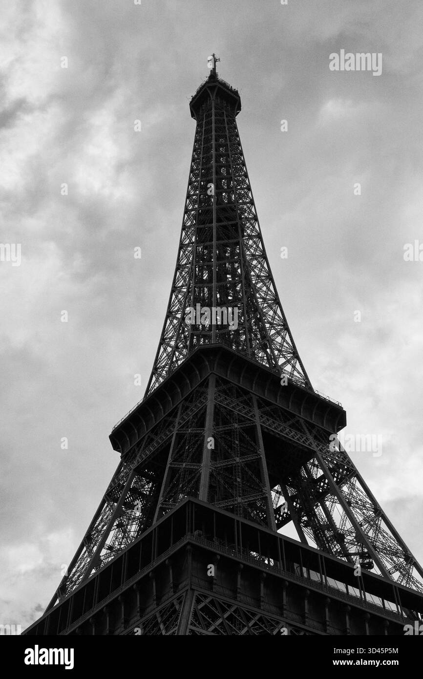 Eiffelturm im Sommer 2025. Stockfoto