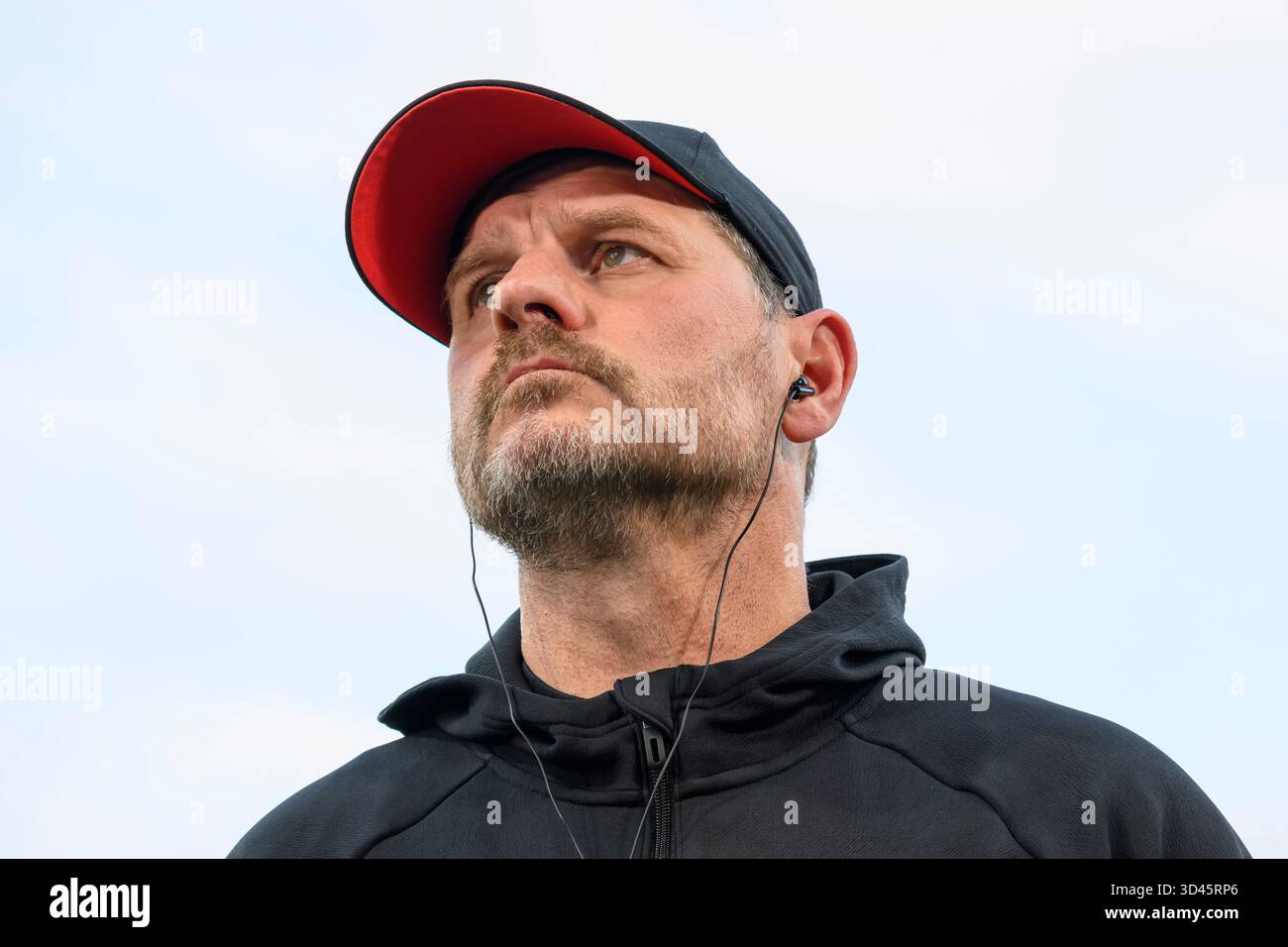 Berlin, Deutschland. November 2025. f.l.t.r.: Steffen Baumgart ( 1. FC Union Berlin, Trainer), in der 1. Bundesliga-Spiel, 1. FC Union Berlin vs. FC Bayern München, Bundesliga, Fußball, DFB, Saison 2025/2026, im Stadion Alte Foersterei, im Spiel der ersten Bundesligaspiel, 1. FC Union Berlin gegen FC Bayern MŸnchen, Bundesliga, FuParticle, DFB, Saison 2025/2026, IM STADION ALTE FŠRSTEREI, DFB/DFL-VORSCHRIFTEN VERBIETEN JEDE VERWENDUNG VON FOTOGRAFIEN ALS BILDSEQUENZEN UND/ODER QUASI-VIDEO, 08.11.25. Foto: HMB Media/Alamy Live News Stockfoto