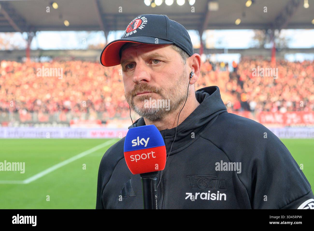 Berlin, Deutschland. November 2025. f.l.t.r.: Steffen Baumgart ( 1. FC Union Berlin, Trainer), in der 1. Bundesliga-Spiel, 1. FC Union Berlin vs. FC Bayern München, Bundesliga, Fußball, DFB, Saison 2025/2026, im Stadion Alte Foersterei, im Spiel der ersten Bundesligaspiel, 1. FC Union Berlin gegen FC Bayern MŸnchen, Bundesliga, FuParticle, DFB, Saison 2025/2026, IM STADION ALTE FŠRSTEREI, DFB/DFL-VORSCHRIFTEN VERBIETEN JEDE VERWENDUNG VON FOTOGRAFIEN ALS BILDSEQUENZEN UND/ODER QUASI-VIDEO, 08.11.25. Foto: HMB Media/Alamy Live News Stockfoto