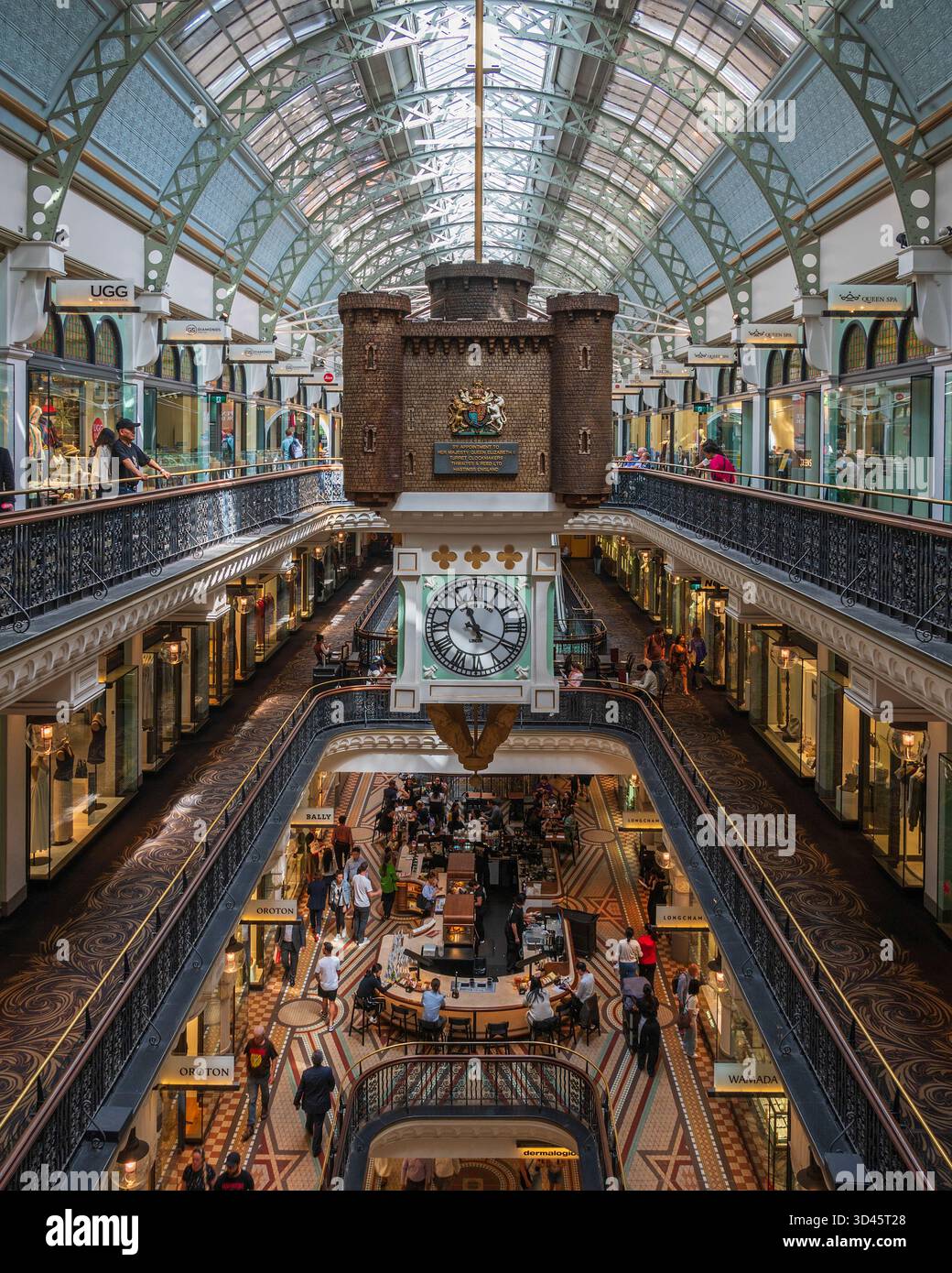 Die königliche Uhr hängt im Queen Victoria Building (QVB), einem Einkaufszentrum an der George Street in Sydney, New South Wales, Australien. Stockfoto