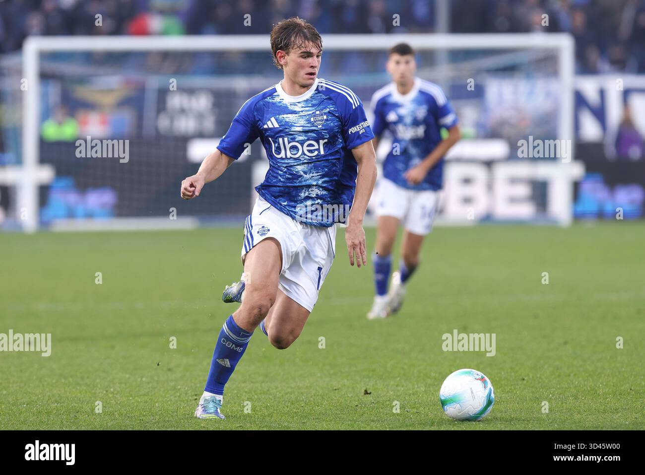 Como, Italien. November 2025. Italien, Como, 2025 11 08: Nicolas Paz (Como) fährt in der zweiten Halbzeit im Fußballspiel Como 1907 gegen Cagliari Calcio, Serie A Enilive 2025-2026 Tag 11 im Sinigaglia StadiumItalien, Como, 2025 11 08: Como 1907 gegen Cagliari Calcio, Serie A EniLive 2025/2026 Tag 11 im Sinigaglia Stadion. (Foto: Fabrizio Andrea Bertani/Pacific Press) Credit: Pacific Press Media Production Corp./Alamy Live News Stockfoto