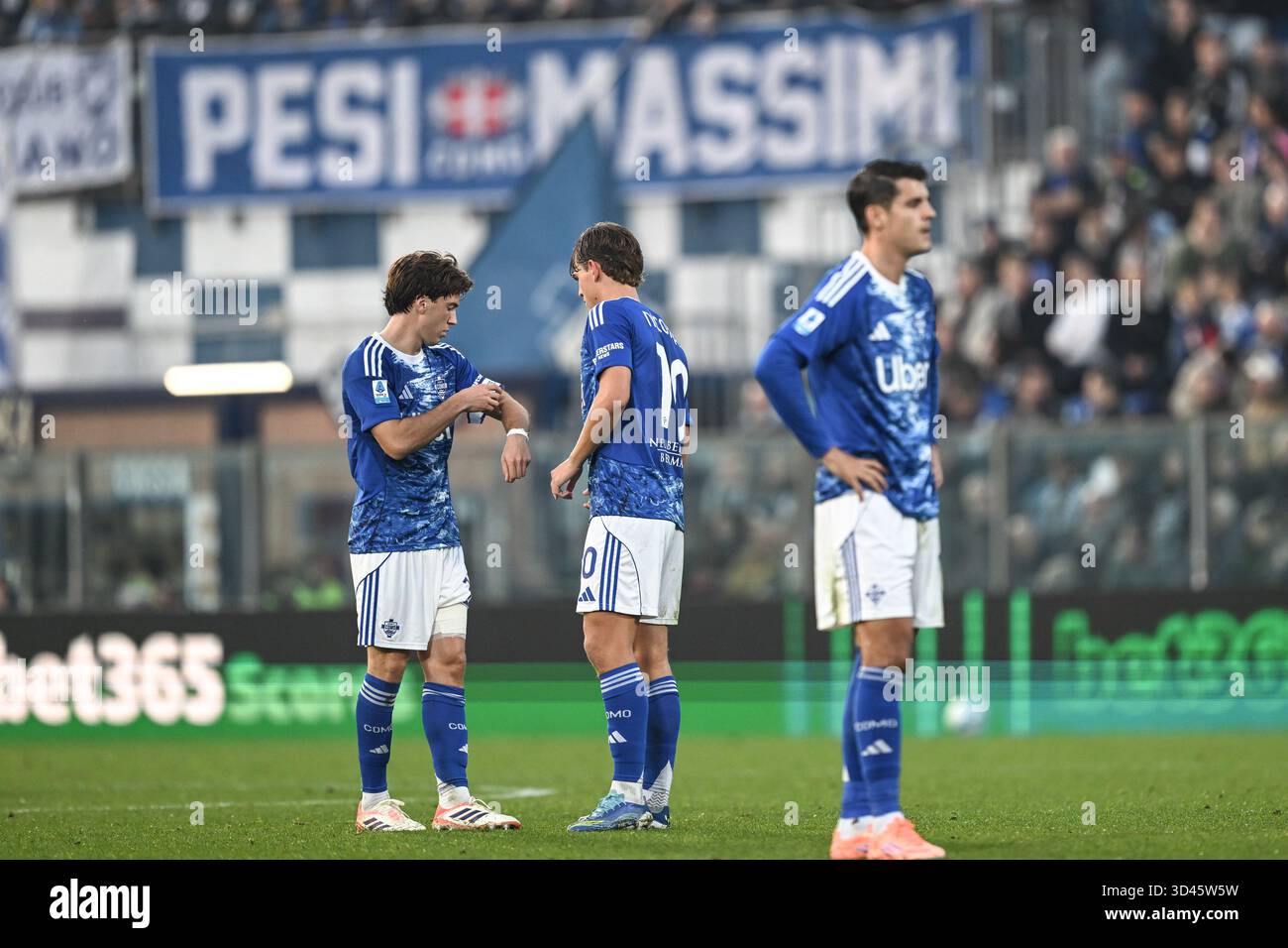 Como, Italien. November 2025. Maximo Perrone von Calcio Como während des italienischen Fußballspiels der Serie A zwischen Calcio Como und Cagliari Calcio am 8. November 2025 im Giuseppe Senigallia Stadion in Como, Italien Credit: Independent Photo Agency/Alamy Live News Stockfoto