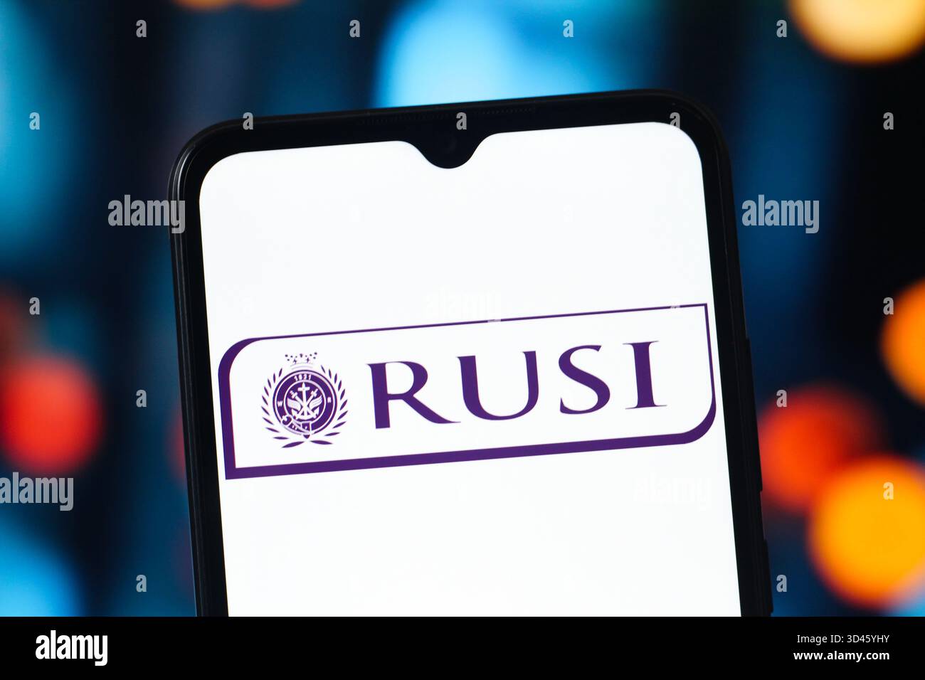 In dieser Abbildung ist das Logo des Royal United Services Institute (RUSI) auf einem Smartphone-Bildschirm zu sehen. Stockfoto