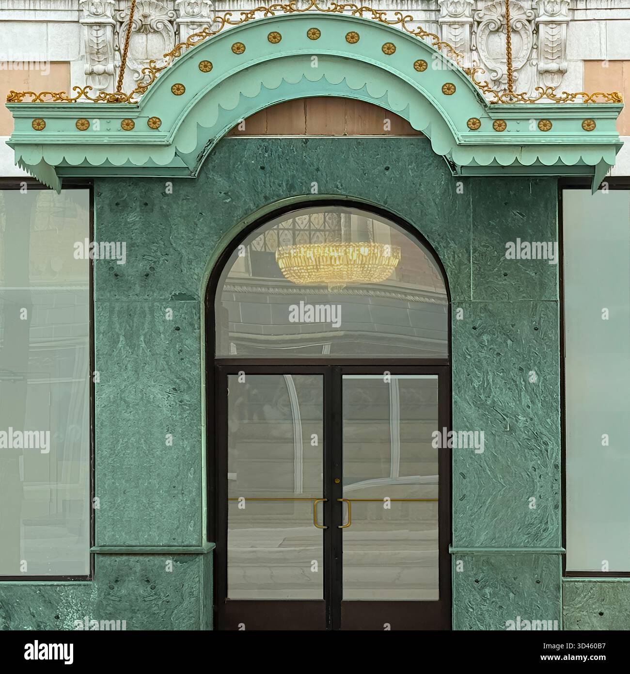 Luxuriöse Fassade aus grünem Marmor mit gewölbtem Baldachin in Chicago - Smartphone-aufgenommenes Stockfoto