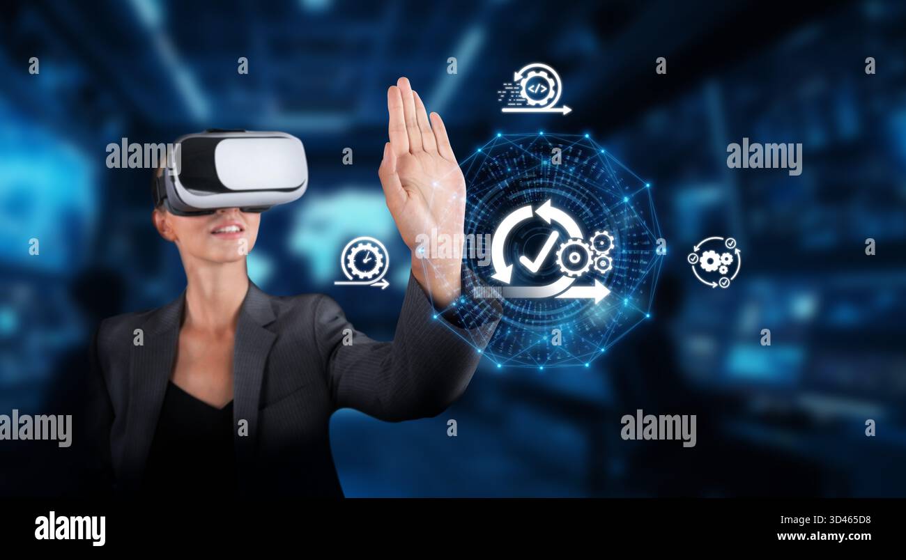 Ein Geschäftsexperte nutzt Virtual Reality, um mit digitalen Elementen zu interagieren, agile Methoden zu präsentieren und die Zusammenarbeit voranzutreiben Stockfoto