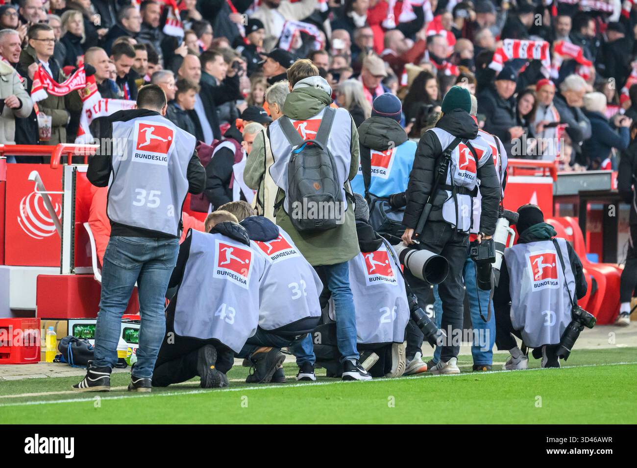 Berlin, Deutschland. November 2025. Fotografen warten auf diese Fußballmannschaften, bevor das Spiel beginnt. Im Feld 1. Bundesliga-Spiel, 1. FC Union Berlin vs. FC Bayern München, Bundesliga, Fußball, DFB, Saison 2025/2026, im Stadion Alte Foersterei, im Spiel der ersten Bundesligaspiel, 1. FC Union Berlin gegen FC Bayern MŸnchen, Bundesliga, FuParticle, DFB, Saison 2025/2026, im Stadion Alte Fšrsterei, DFB/DFL-VORSCHRIFTEN VERBIETEN JEDE VERWENDUNG VON FOTOS ALS BILDSEQUENZEN UND/ODER QUASI-VIDEO, 08.11.25, (Foto von HMB Media/Uwe Koch/SIPA USA) Credit: SIPA USA/Alamy Live News Stockfoto