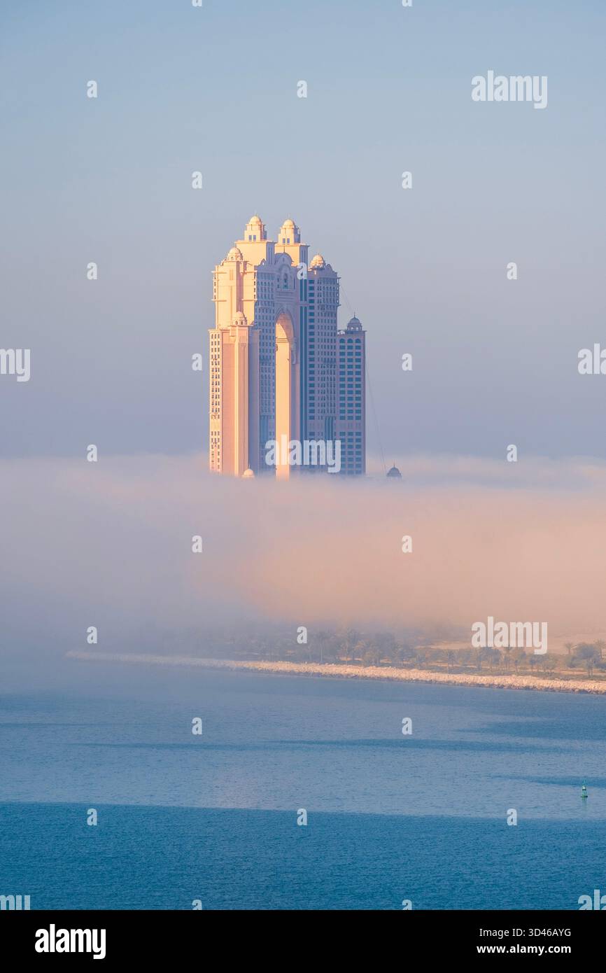 Stadttürme in der Nebelwolke, Abu Dhabi Stockfoto