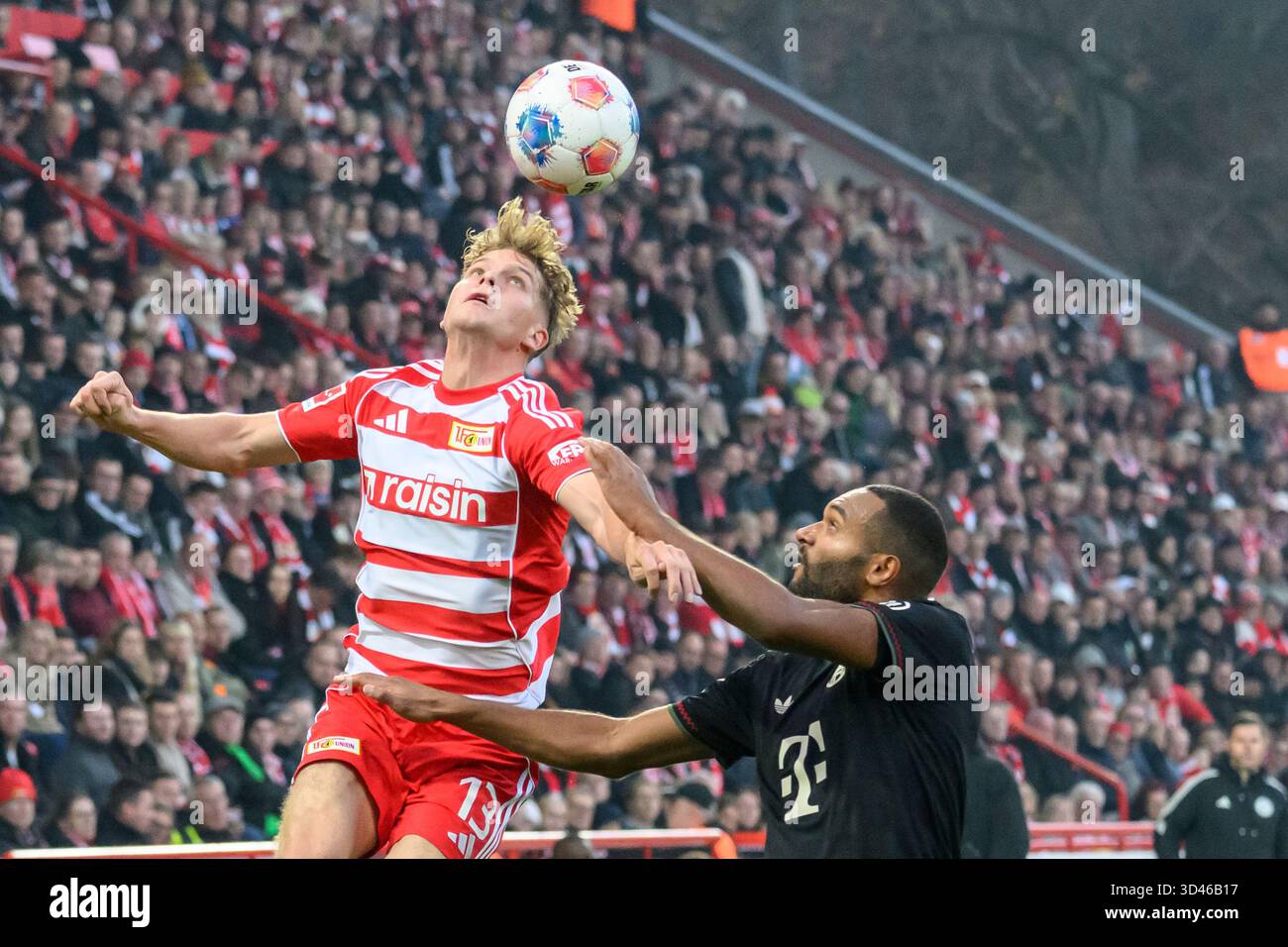 f.l.t.r.: Andras Schaefer (1. FC Union), Jonathan Tah (FC Bayern München, 04), Zweikampf, Action, Kampf, Kaempft um den Ball, Action, Duelle, Kampf um den Ball, in der 1. Bundesliga-Spiel, 1. FC Union Berlin vs. FC Bayern München, Bundesliga, Fußball, DFB, Saison 2025/2026, im Stadion Alte Foersterei, im Spiel der ersten Bundesligaspiel, 1. FC Union Berlin gegen FC Bayern MŸnchen, Bundesliga, FuParticle, DFB, Saison 2025/2026, im Stadion Alte Fšrsterei, DFB/DFL-VORSCHRIFTEN VERBIETEN JEDE VERWENDUNG VON FOTOGRAFIEN ALS BILDSEQUENZEN UND/ODER QUASI-VIDEO, 08.11.25, (Foto: HMB Media/Uwe Koch/SIPA Stockfoto