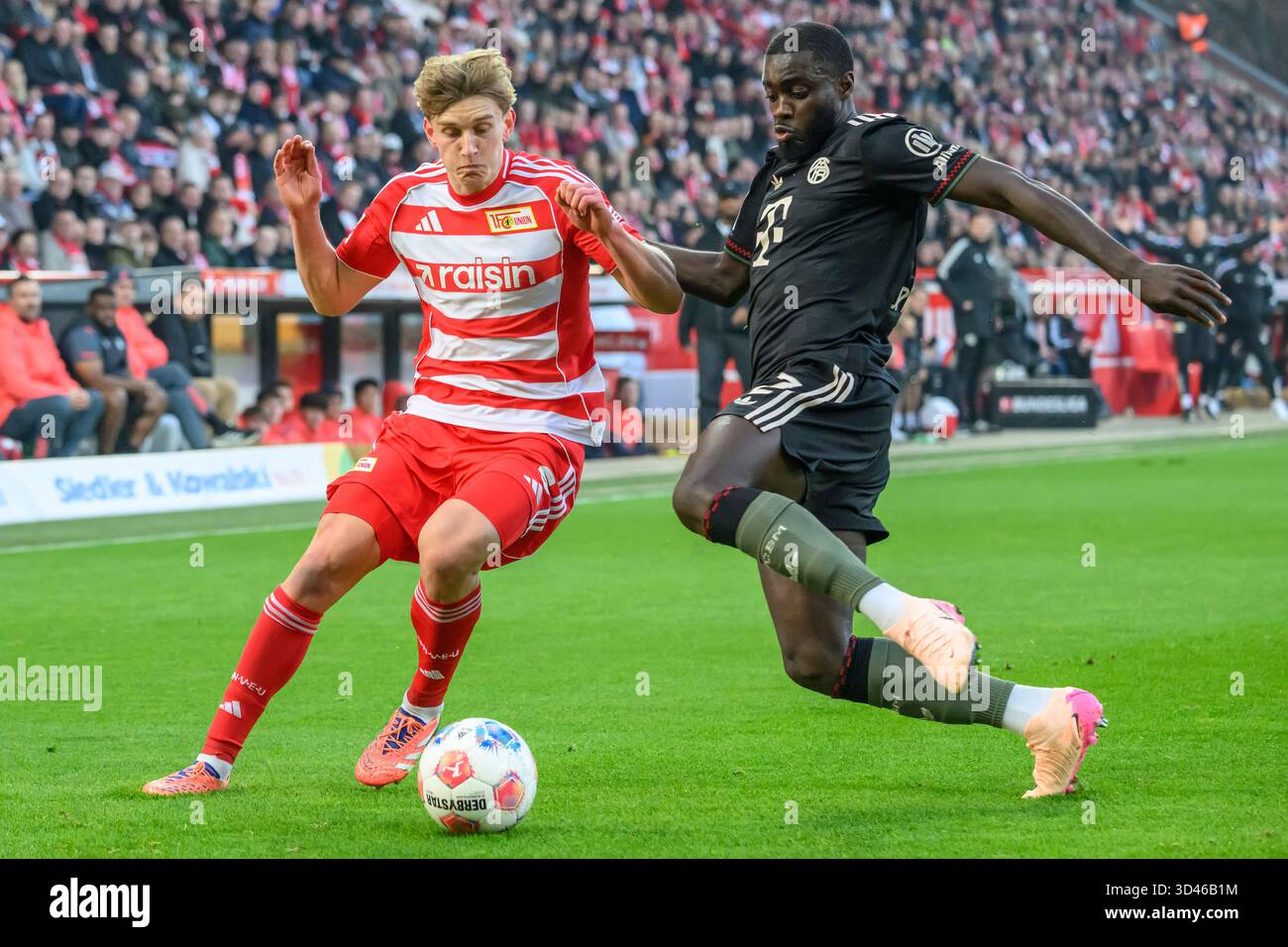 f.l.t.r.: Aljoscha Kemlein (1. FC Union), Dayot Upamecano (FC Bayern München, 02), Zweikampf, Action, Kampf, Kaempft um den Ball, Action, Duelle, Kampf um den Ball, in der 1. Bundesliga-Spiel, 1. FC Union Berlin vs. FC Bayern München, Bundesliga, Fußball, DFB, Saison 2025/2026, im Stadion Alte Foersterei, im Spiel der ersten Bundesligaspiel, 1. FC Union Berlin gegen FC Bayern MŸnchen, Bundesliga, FuParticle, DFB, Saison 2025/2026, im Stadion Alte Fšrsterei, DFB/DFL-VORSCHRIFTEN VERBIETEN JEDE VERWENDUNG VON FOTOGRAFIEN ALS BILDSEQUENZEN UND/ODER QUASI-VIDEO, 08.11.25, (Foto HMB Media/Uwe Koch/ Stockfoto