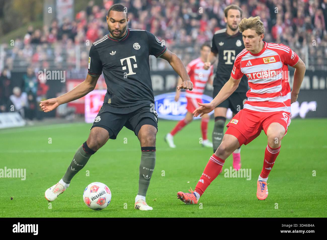 f.l.t.r.: Jonathan Tah (FC Bayern München, 04), Aljoscha Kemlein (1. FC Union), Zweikampf, Action, Kampf, kaempft um den Ball, Action, Duelle, Kampf um den Ball, im 1. Bundesliga-Spiel, 1. FC Union Berlin vs. FC Bayern München, Bundesliga, Fußball, DFB, Saison 2025/2026, im Stadion Alte Foersterei, im Spiel der ersten Bundesligaspiel, 1. FC Union Berlin gegen FC Bayern MŸnchen, Bundesliga, FuParticle, DFB, Saison 2025/2026, im Stadion Alte Fšrsterei, DFB/DFL-VORSCHRIFTEN VERBIETEN JEDE VERWENDUNG VON FOTOGRAFIEN ALS BILDSEQUENZEN UND/ODER QUASI-VIDEO, 08.11.25, (Foto: HMB Media/Uwe Koch/SIPA Stockfoto