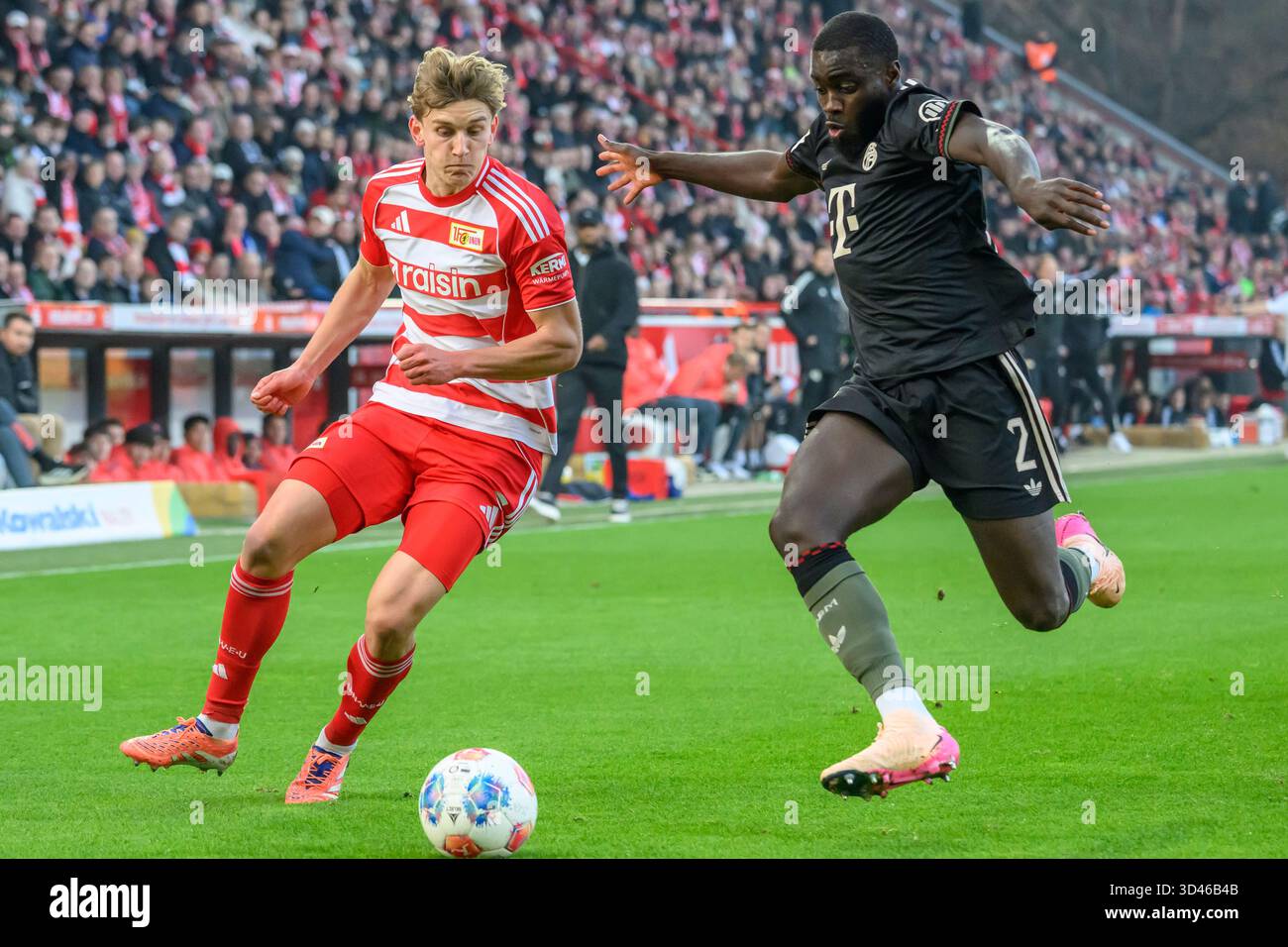 f.l.t.r.: Aljoscha Kemlein (1. FC Union), Dayot Upamecano (FC Bayern München, 02), Zweikampf, Action, Kampf, Kaempft um den Ball, Action, Duelle, Kampf um den Ball, in der 1. Bundesliga-Spiel, 1. FC Union Berlin vs. FC Bayern München, Bundesliga, Fußball, DFB, Saison 2025/2026, im Stadion Alte Foersterei, im Spiel der ersten Bundesligaspiel, 1. FC Union Berlin gegen FC Bayern MŸnchen, Bundesliga, FuParticle, DFB, Saison 2025/2026, im Stadion Alte Fšrsterei, DFB/DFL-VORSCHRIFTEN VERBIETEN JEDE VERWENDUNG VON FOTOGRAFIEN ALS BILDSEQUENZEN UND/ODER QUASI-VIDEO, 08.11.25, (Foto HMB Media/Uwe Koch/ Stockfoto