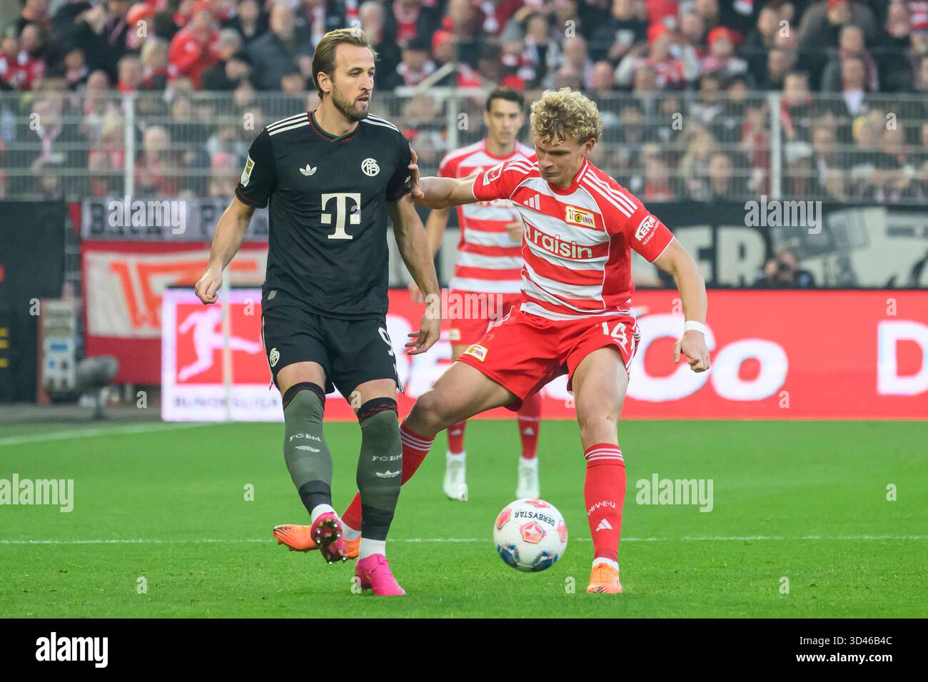 f.l.t.r.: Harry Kane (FC Bayern München, 09), Leopold Querfeld (1.FC Union), Zweikampf, Action, Kampf, kaempft um den Ball, Action, Duelle, Kampf um den Ball, im 1. Bundesliga-Spiel, 1. FC Union Berlin vs. FC Bayern München, Bundesliga, Fußball, DFB, Saison 2025/2026, im Stadion Alte Foersterei, im Spiel der ersten Bundesligaspiel, 1. FC Union Berlin gegen FC Bayern MŸnchen, Bundesliga, FuParticle, DFB, Saison 2025/2026, im Stadion Alte Fšrsterei, DFB/DFL-VORSCHRIFTEN VERBIETEN JEDE VERWENDUNG VON FOTOGRAFIEN ALS BILDSEQUENZEN UND/ODER QUASI-VIDEO, 08.11.25, (Foto: HMB Media/Uwe Koch/SIPA U Stockfoto