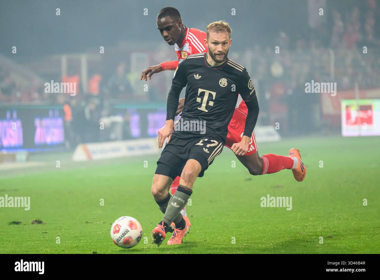 f.l.t.r.: Ilyas Ansah (1. FC Union), Konrad Laimer (FC Bayern München, 27), Zweikampf, Action, Kampf, Kaempft um den Ball, Action, Duelle, Kampf um den Ball, in der 1. Bundesliga-Spiel, 1. FC Union Berlin vs. FC Bayern München, Bundesliga, Fußball, DFB, Saison 2025/2026, im Stadion Alte Foersterei, im Spiel der ersten Bundesligaspiel, 1. FC Union Berlin gegen FC Bayern MŸnchen, Bundesliga, FuParticle, DFB, Saison 2025/2026, im Stadion Alte Fšrsterei, DFB/DFL-VORSCHRIFTEN VERBIETEN JEDE VERWENDUNG VON FOTOGRAFIEN ALS BILDSEQUENZEN UND/ODER QUASI-VIDEO, 08.11.25, (Foto: HMB Media/Uwe Koch/SIPA US Stockfoto