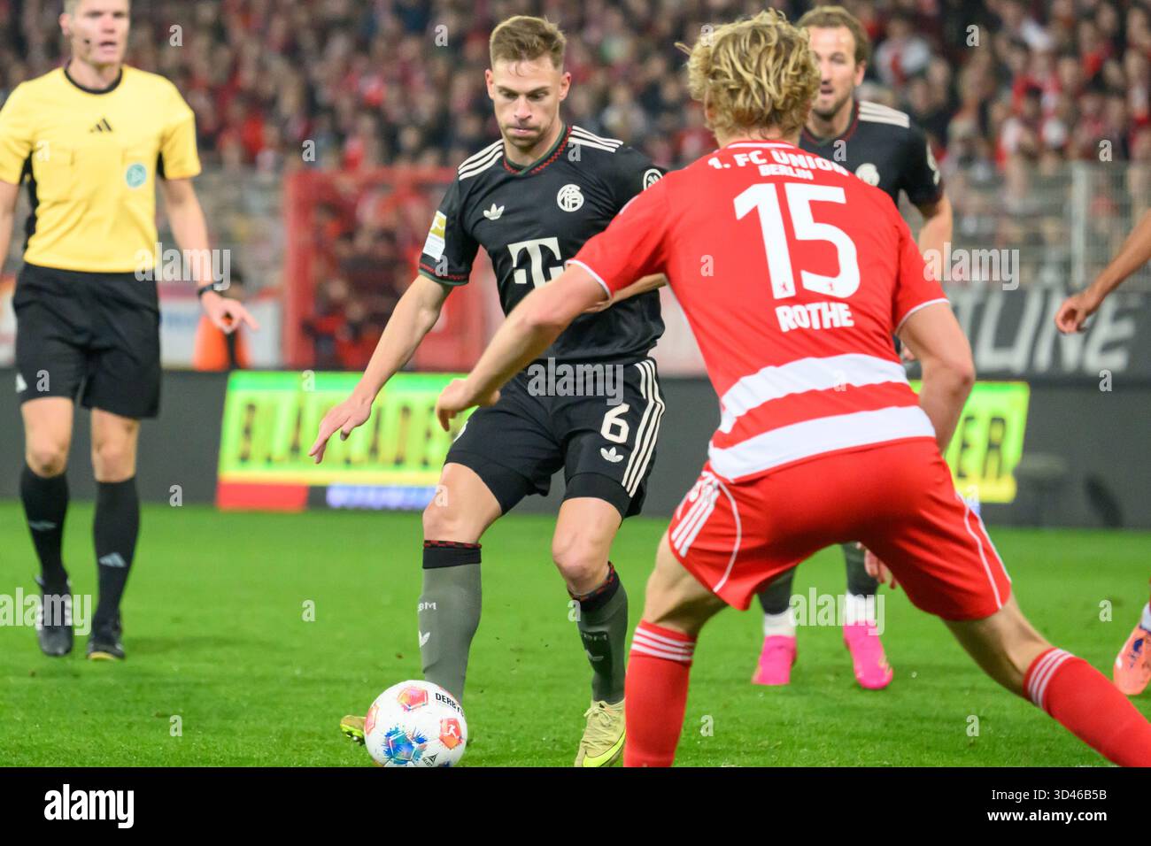 f.l.t.r.: Joshua Kimmich (FC Bayern München, 06), Tom Rothe (1. FC Union), Zweikampf, Action, Kampf, kaempft um den Ball, Action, Duelle, Kampf um den Ball, im 1. Bundesliga-Spiel, 1. FC Union Berlin vs. FC Bayern München, Bundesliga, Fußball, DFB, Saison 2025/2026, im Stadion Alte Foersterei, im Spiel der ersten Bundesligaspiel, 1. FC Union Berlin gegen FC Bayern MŸnchen, Bundesliga, FuParticle, DFB, Saison 2025/2026, im Stadion Alte Fšrsterei, DFB/DFL-VORSCHRIFTEN VERBIETEN JEDE VERWENDUNG VON FOTOGRAFIEN ALS BILDSEQUENZEN UND/ODER QUASI-VIDEO, 08.11.25, (Foto: HMB Media/Uwe Koch/SIPA USA Stockfoto
