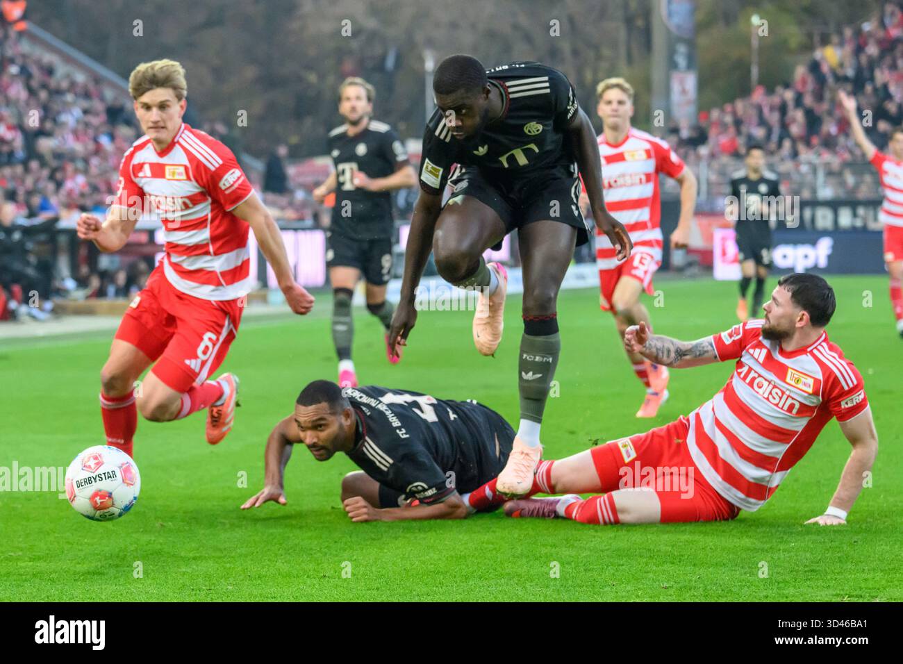 f.l.t.r.: Aljoscha Kemlein (1. FC Union), Jonathan Tah (FC Bayern München, 04), Dayot Upamecano (FC Bayern München, 02), Oliver Burke (1. FC Union), Zweikampf, Action, Kampf, kaempft um den Ball, Action, Duelle, Kampf, Kampf, Kampf um den Ball, im 1. Bundesliga-Spiel, 1. FC Union Berlin vs. FC Bayern München, Bundesliga, Fußball, DFB, Saison 2025/2026, im Stadion Alte Foersterei, im Spiel der ersten Bundesligaspiel, 1. FC Union Berlin gegen FC Bayern MŸnchen, Bundesliga, FuParticle, DFB, Saison 2025/2026, im Stadion Alte Fšrsterei, DFB/DFL-VORSCHRIFTEN VERBIETEN DIE VERWENDUNG VON FOTOS ALS BILDSUCHE Stockfoto