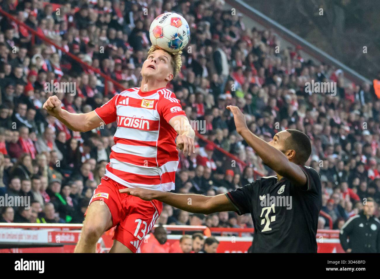 f.l.t.r.: Andras Schaefer (1. FC Union), Jonathan Tah (FC Bayern München, 04), Zweikampf, Action, Kampf, Kaempft um den Ball, Action, Duelle, Kampf um den Ball, in der 1. Bundesliga-Spiel, 1. FC Union Berlin vs. FC Bayern München, Bundesliga, Fußball, DFB, Saison 2025/2026, im Stadion Alte Foersterei, im Spiel der ersten Bundesligaspiel, 1. FC Union Berlin gegen FC Bayern MŸnchen, Bundesliga, FuParticle, DFB, Saison 2025/2026, im Stadion Alte Fšrsterei, DFB/DFL-VORSCHRIFTEN VERBIETEN JEDE VERWENDUNG VON FOTOGRAFIEN ALS BILDSEQUENZEN UND/ODER QUASI-VIDEO, 08.11.25, (Foto: HMB Media/Uwe Koch/SIPA Stockfoto