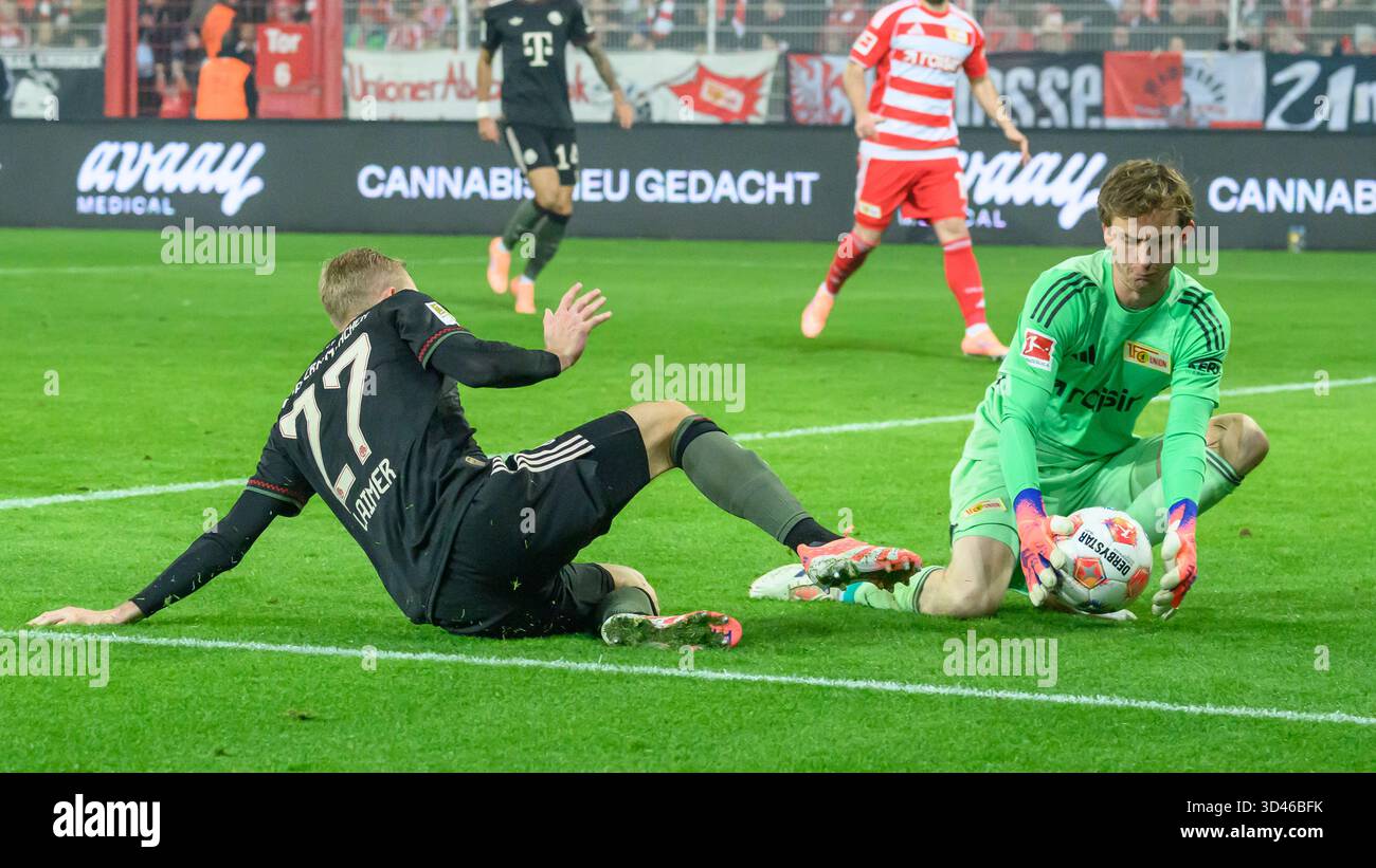 f.l.t.r.: Konrad Laimer (FC Bayern München, 27), Frederik Roennow (1. FC Union), Zweikampf, Action, Kampf, kaempft um den Ball, Action, Duelle, Kampf um den Ball, im 1. Bundesliga-Spiel, 1. FC Union Berlin vs. FC Bayern München, Bundesliga, Fußball, DFB, Saison 2025/2026, im Stadion Alte Foersterei, im Spiel der ersten Bundesligaspiel, 1. FC Union Berlin gegen FC Bayern MŸnchen, Bundesliga, FuParticle, DFB, Saison 2025/2026, im Stadion Alte Fšrsterei, DFB/DFL-VORSCHRIFTEN VERBIETEN JEDE VERWENDUNG VON FOTOGRAFIEN ALS BILDSEQUENZEN UND/ODER QUASI-VIDEO, 08.11.25, (Foto HMB Media/Uwe Koch/Si Stockfoto