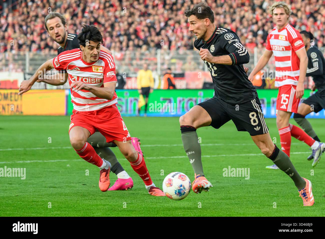 f.l.t.r.: Diogo leite (1. FC Union), Leon Goretzka (FC Bayern München, 08), Zweikampf, Action, Kampf, Kaempft um den Ball, Action, Duelle, Kampf um den Ball, in der 1. Bundesliga-Spiel, 1. FC Union Berlin vs. FC Bayern München, Bundesliga, Fußball, DFB, Saison 2025/2026, im Stadion Alte Foersterei, im Spiel der ersten Bundesligaspiel, 1. FC Union Berlin gegen FC Bayern MŸnchen, Bundesliga, FuParticle, DFB, Saison 2025/2026, im Stadion Alte Fšrsterei, DFB/DFL-VORSCHRIFTEN VERBIETEN JEDE VERWENDUNG VON FOTOGRAFIEN ALS BILDSEQUENZEN UND/ODER QUASI-VIDEO, 08.11.25, (Foto: HMB Media/Uwe Koch/SIPA US Stockfoto