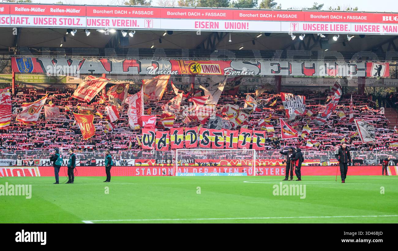 Berlin, Deutschland. November 2025. f.l.t.r.: Green Keeper auf dem Grün vor Spielbeginn, in der 1. Bundesliga-Spiel, 1. FC Union Berlin vs. FC Bayern München, Bundesliga, Fußball, DFB, Saison 2025/2026, im Stadion Alte Foersterei, im Spiel der ersten Bundesligaspiel, 1. FC Union Berlin gegen FC Bayern MŸnchen, Bundesliga, FuParticle, DFB, Saison 2025/2026, im Stadion Alte Fšrsterei, DFB/DFL-VORSCHRIFTEN VERBIETEN JEDE VERWENDUNG VON FOTOS ALS BILDSEQUENZEN UND/ODER QUASI-VIDEO, 08.11.25, (Foto von HMB Media/Uwe Koch/SIPA USA) Credit: SIPA USA/Alamy Live News Stockfoto