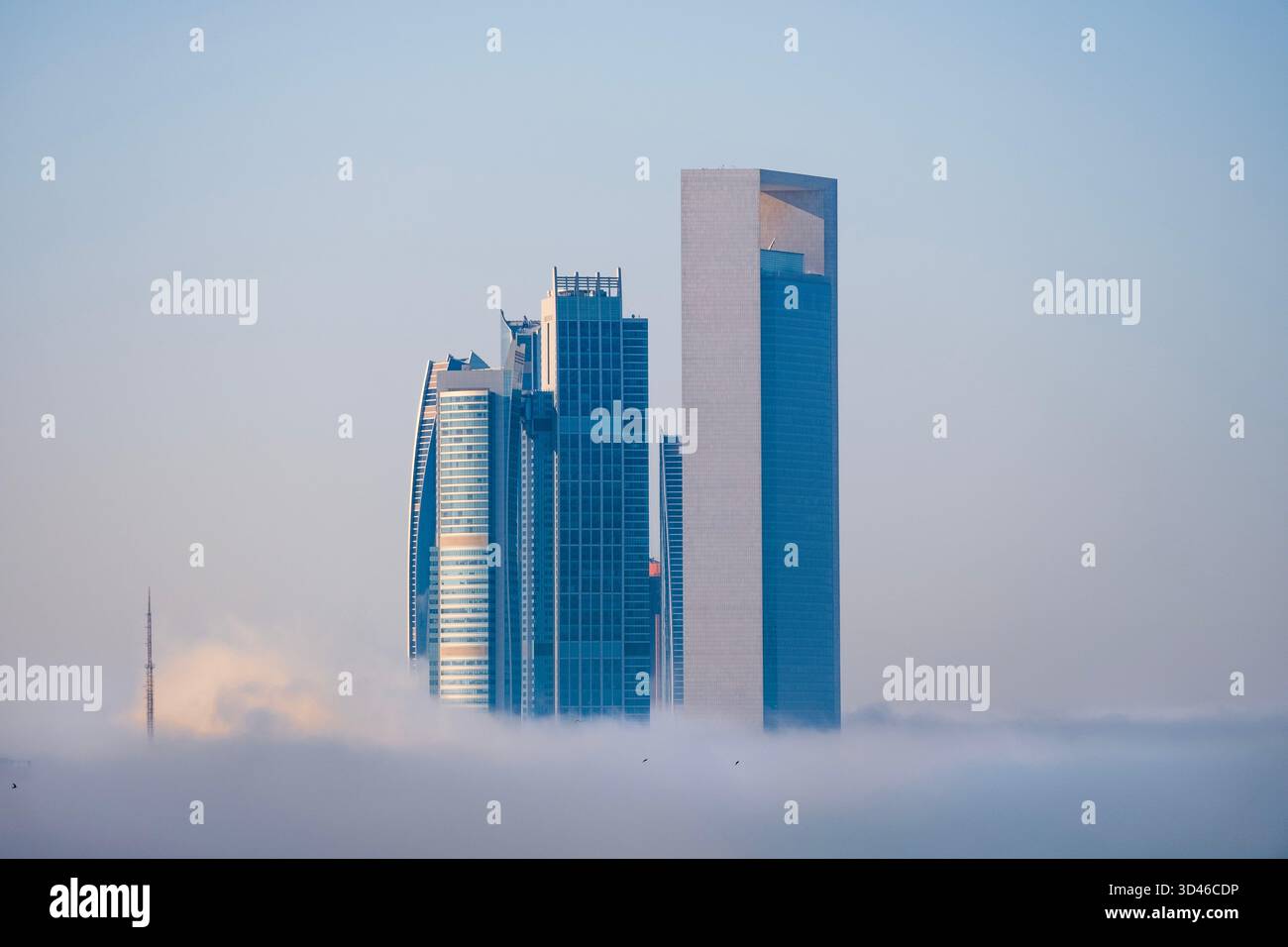 Stadttürme in der Nebelwolke, Abu Dhabi Stockfoto