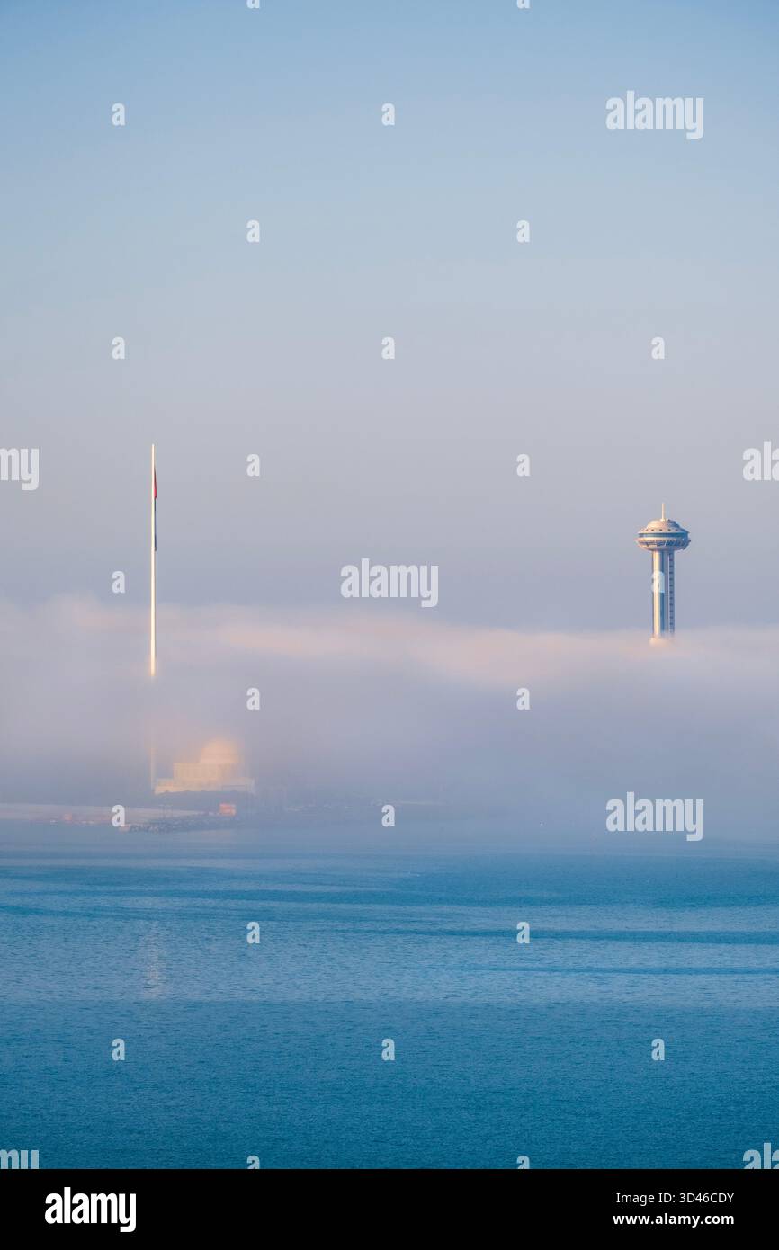 Stadttürme in der Nebelwolke, Abu Dhabi Stockfoto