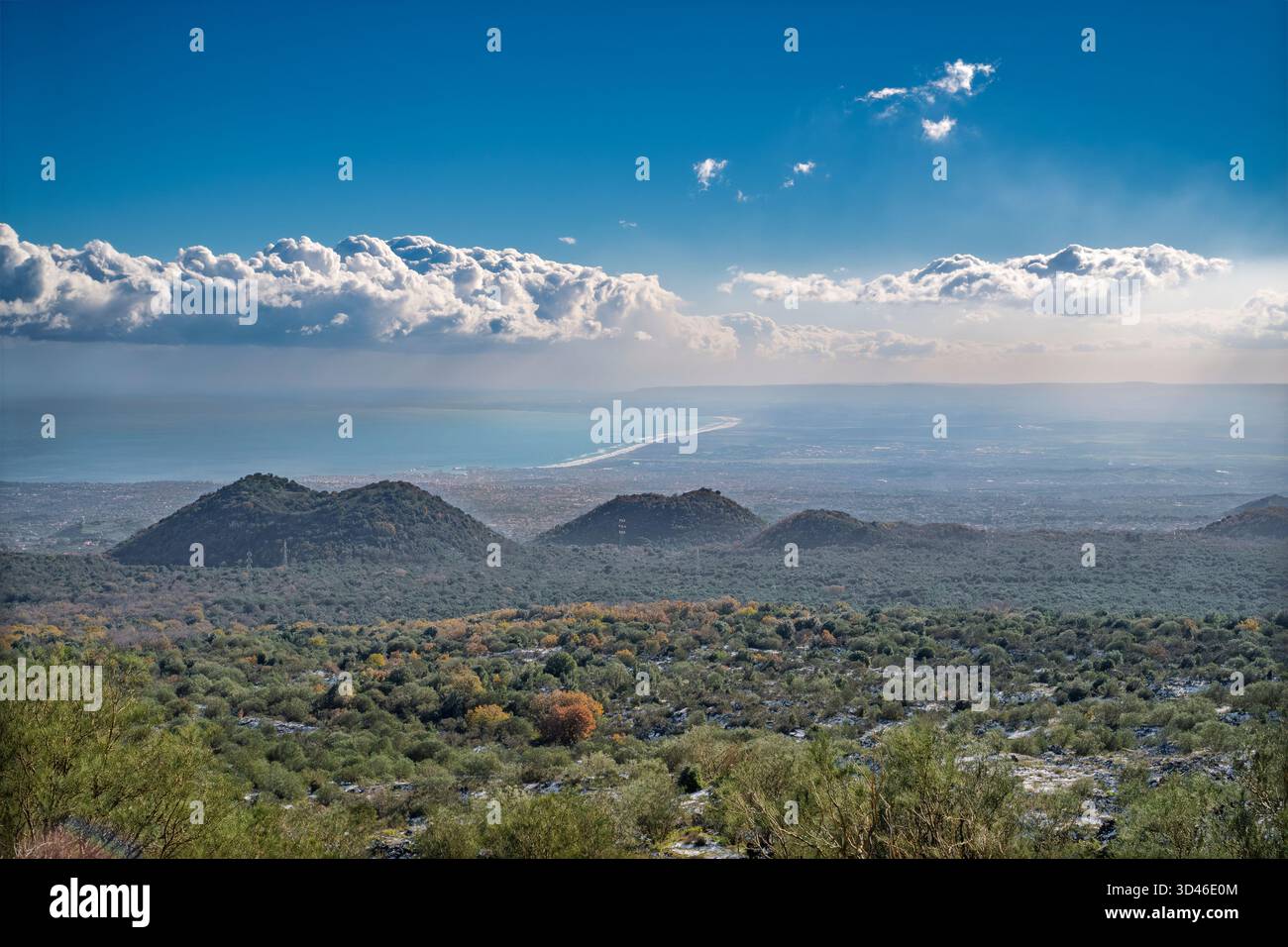 Blick aus der Vogelperspektive vom Vulkan Ätna in Richtung Catania und der Ebene des Flusses Simeto. Kleine vulkanische Kegel im Vordergrund. Provinz Catania, S. Stockfoto