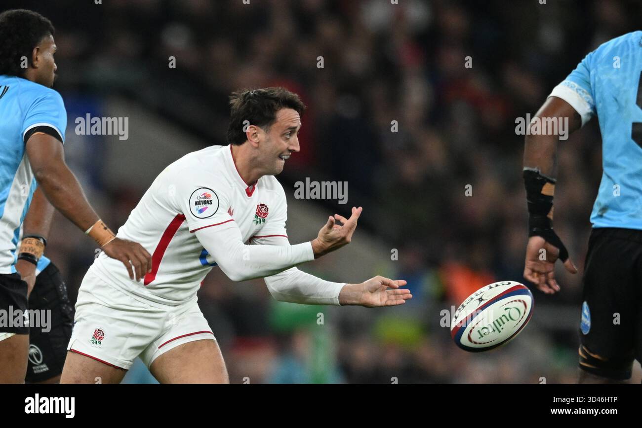 Twickenham, London, Großbritannien. November 2025. Quilter Nations Series Rugby, England gegen Fidschi; Alex Mitchell aus England übergibt Credit: Action Plus Sports/Alamy Live News Stockfoto