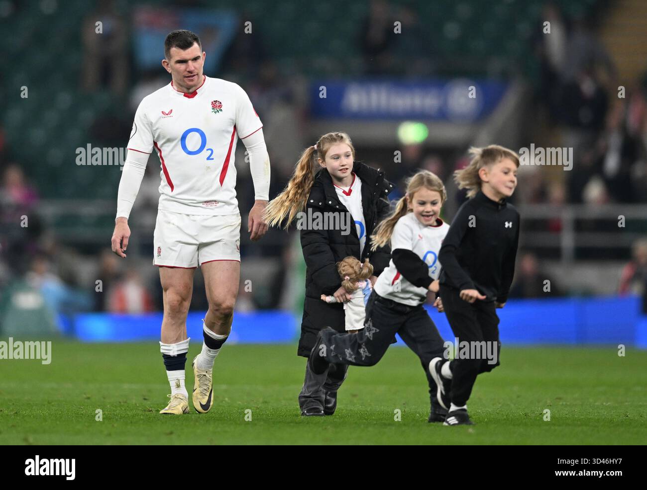 Twickenham, London, Großbritannien. November 2025. Quilter Nations Series Rugby, England gegen Fidschi; Ben Spencer aus England mit seinen Kindern Credit: Action Plus Sports/Alamy Live News Stockfoto