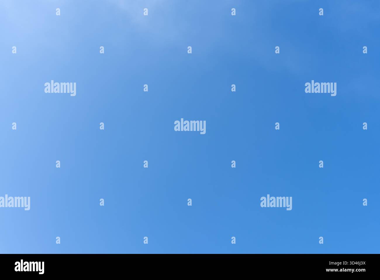 Der niedrige Winkel und der volle Rahmen des wunderschönen hellblauen Himmels ohne Wolken am Nachmittag an sonnigen Tagen wird als natürliche Hintergrundstruktur verwendet Stockfoto