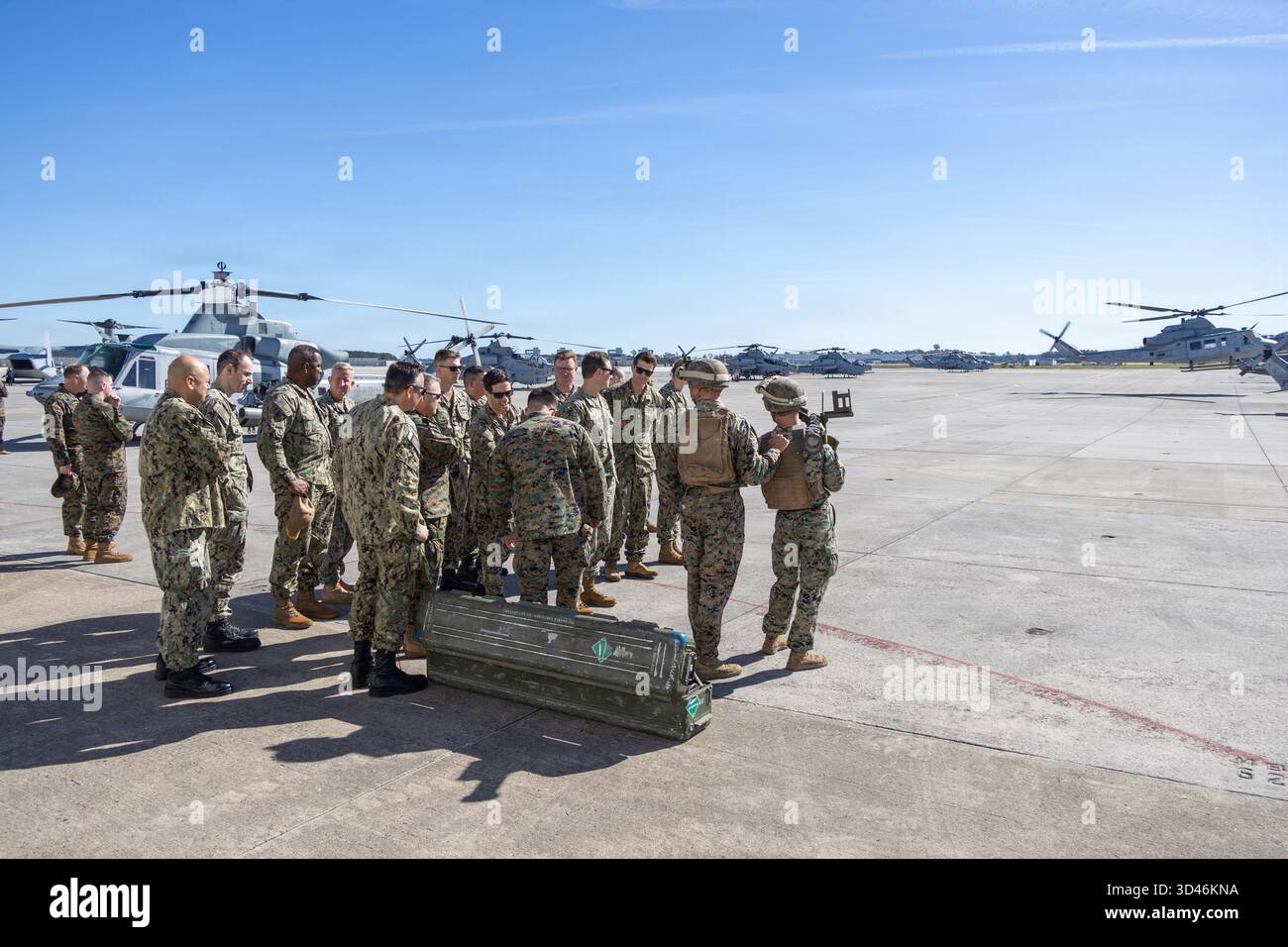 Teilnehmer des Senior Amphibious Warfare Officer Courses (SAWOC) beobachten eine statische Ausstellung auf der Marine Corps Air Station New River in Jacksonville, North Carolina, 5. November 2025. Die SAWOC-Teilnehmer arbeiteten mit Fachexperten zusammen, um Einblicke in die Luftfahrt, die Kommandoführung und die Kontrolle des Marine Corps und die amphibischen Operationen zu erhalten. (Foto des U.S. Marine Corps von Lance CPL. Erica S. Padgett) Stockfoto