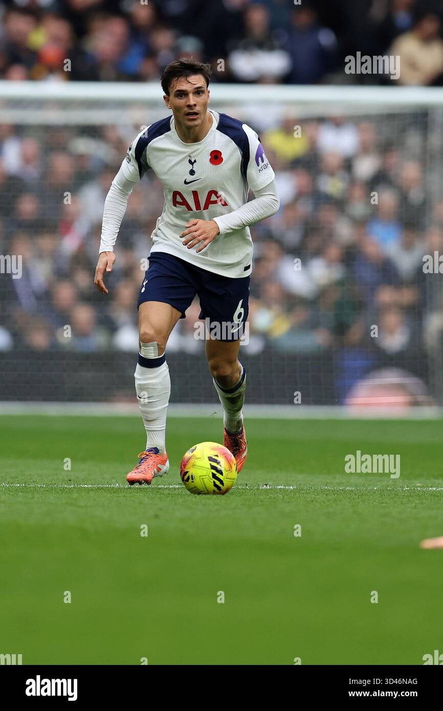 London, Großbritannien. November 2025. Pedro Porro von Tottenham Hotspur in Aktion. Premier League-Spiel Tottenham Hotspur gegen Manchester United am Samstag, den 8. November 2025, im Tottenham Hotspur Stadium in London. Dieses Bild darf nur für redaktionelle Zwecke verwendet werden. Nur redaktionelles Bild von Andrew Orchard/Alamy Live News Stockfoto