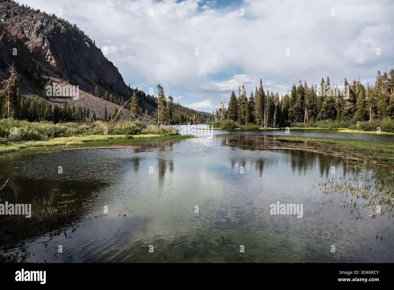 Blick auf Twin Lakes bei Mammoth Lakes in den kalifornischen Sierra Nevada Mountains. Stockfoto
