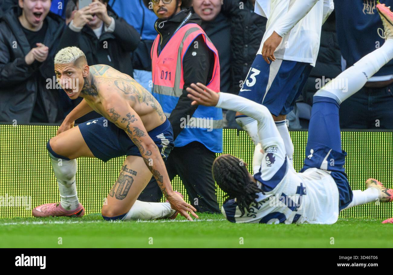 London, Großbritannien. November 2025. Tottenham Hotspur / Manchester United - Premier League - Tottenham Hotspur Stadium - London. Richarlison feiert sein Ziel. Bildnachweis: Mark Pain / Alamy Live News Stockfoto