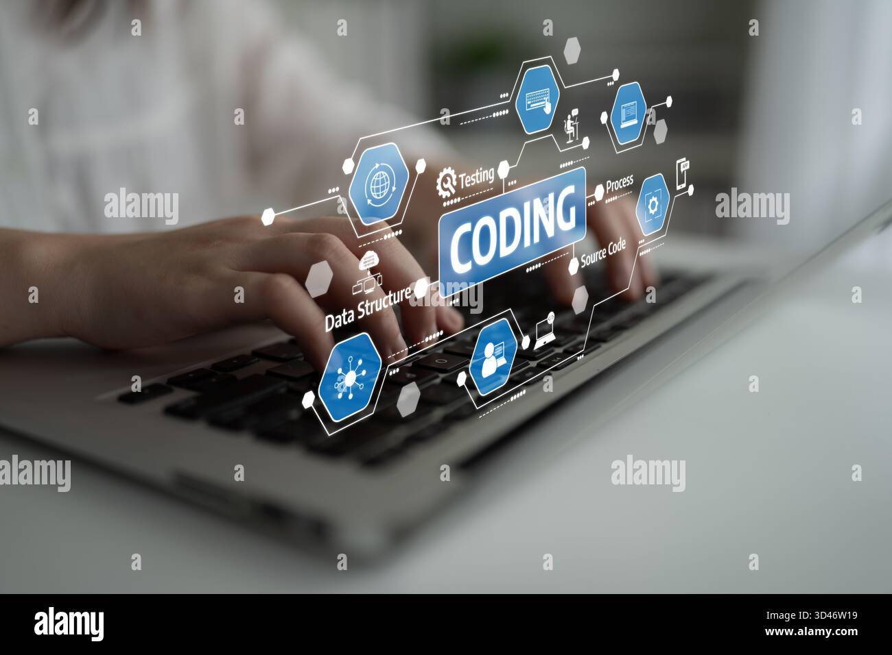 Eine Person tippt auf einer Laptop-Tastatur, umgeben von visuellen Elementen, die grundlegende Konzepte in der Programmierung, Programmierung und Softwareentwicklung darstellen Stockfoto