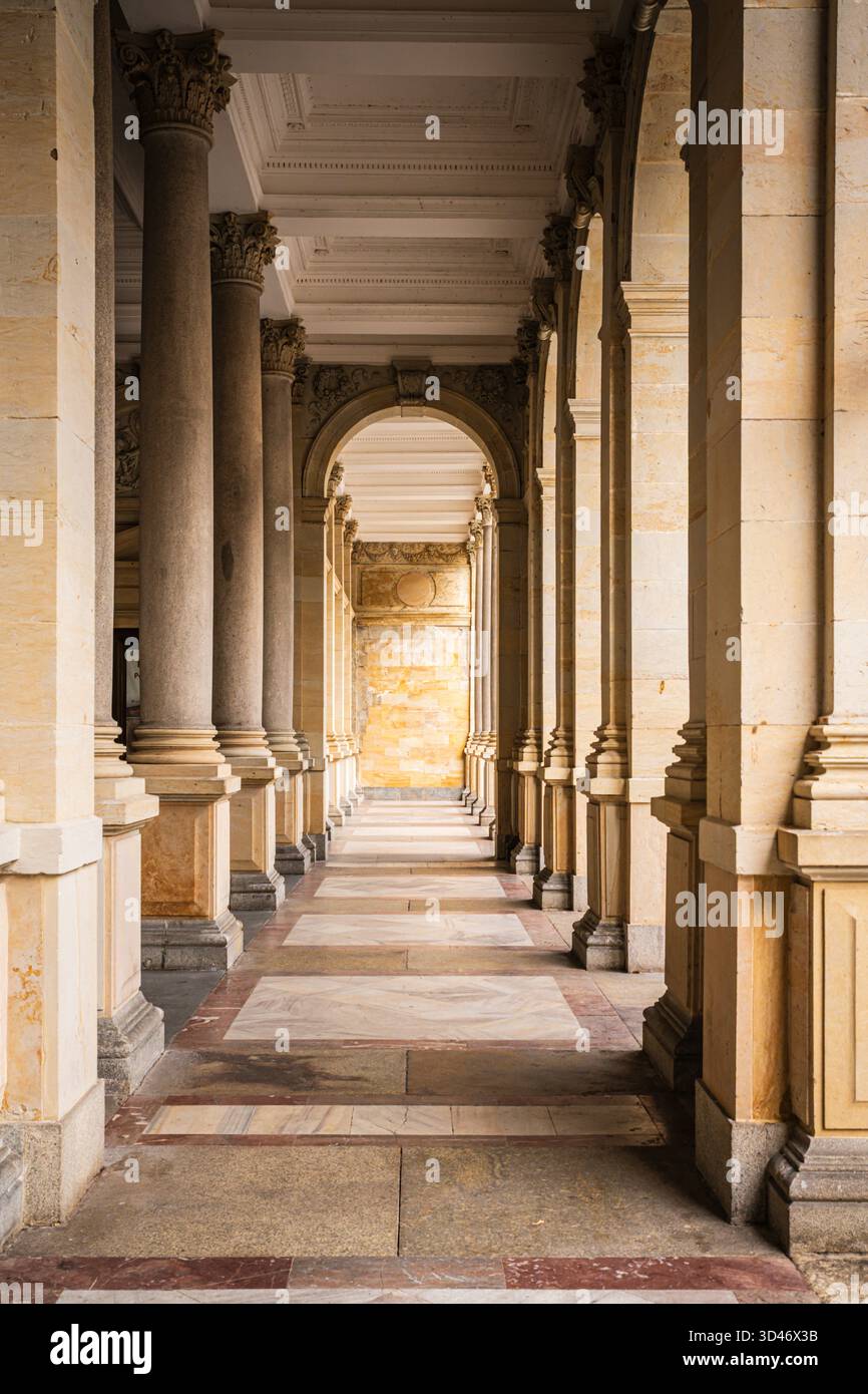Die Mühlenkolonnade aus der Neorenaissance aus dem 19. Jahrhundert in Karlsbad, Tschechien, beherbergt mehrere heiße Quellen und ist ein Symbol der Kurstadt. Stockfoto